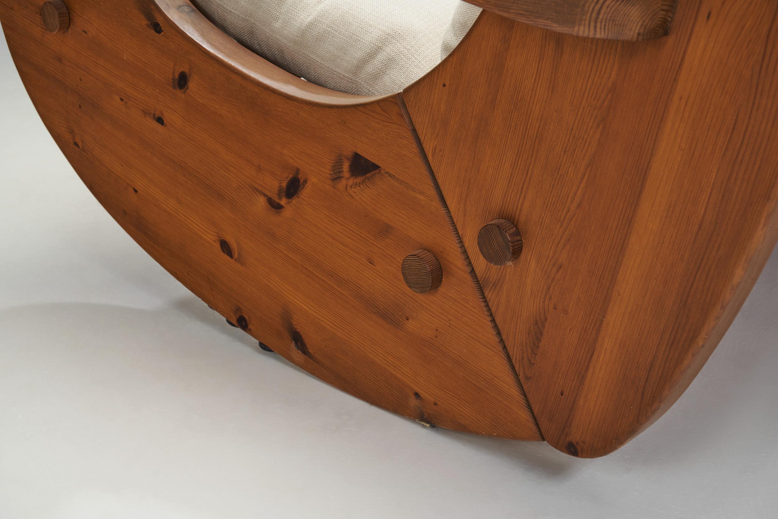 Sillas mecedoras grandes de madera de pino, Países Bajos Años 70 en venta 9