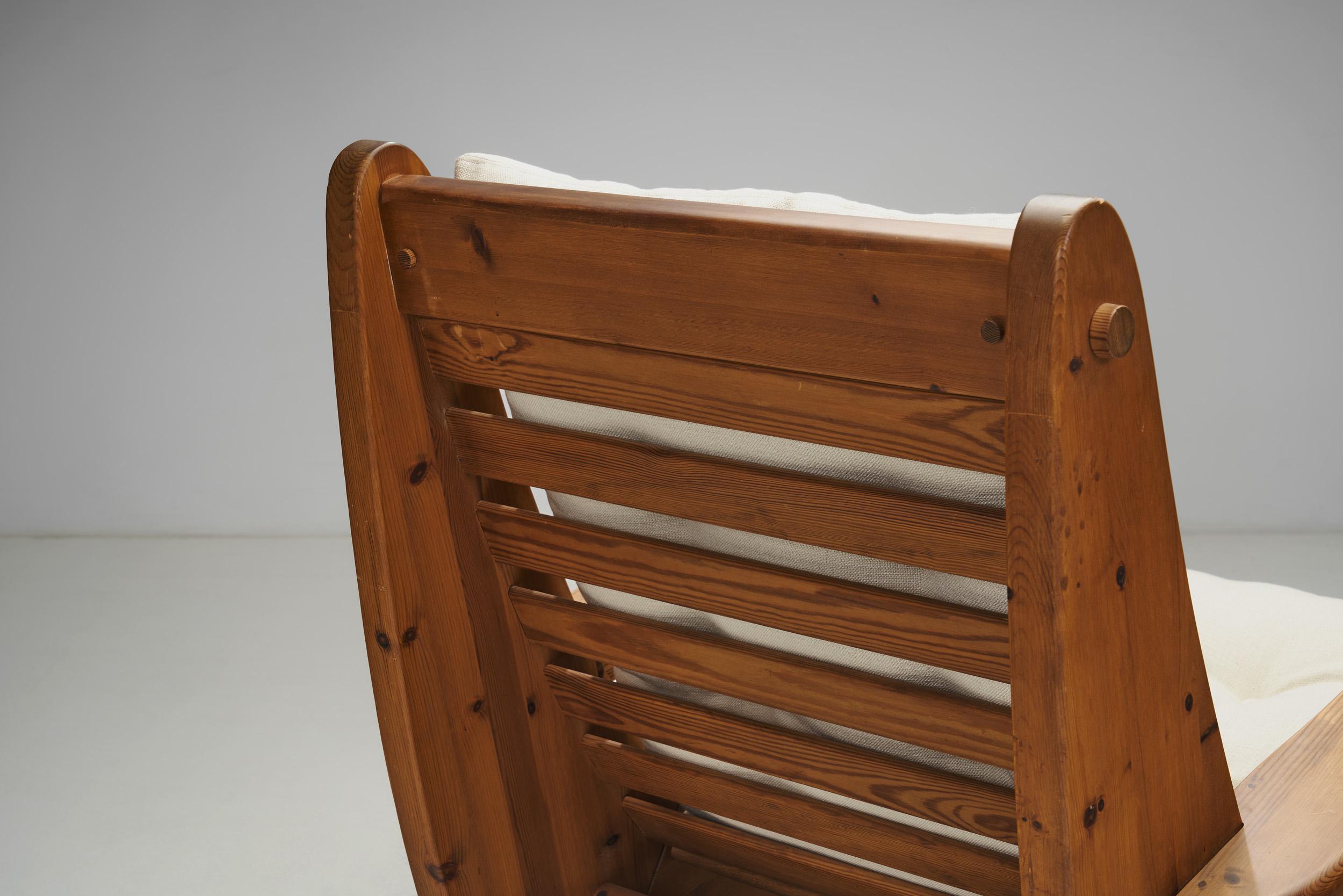 Sillas mecedoras grandes de madera de pino, Países Bajos Años 70 Madera en venta