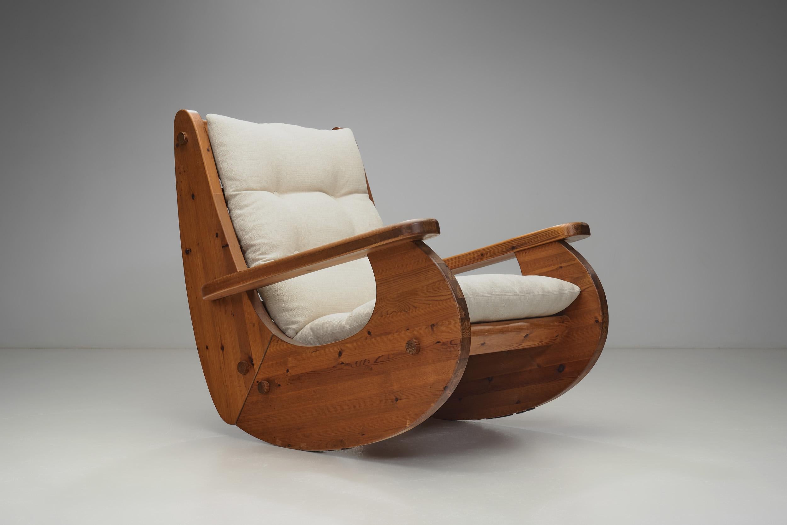 Sillas mecedoras grandes de madera de pino, Países Bajos Años 70 en venta 2