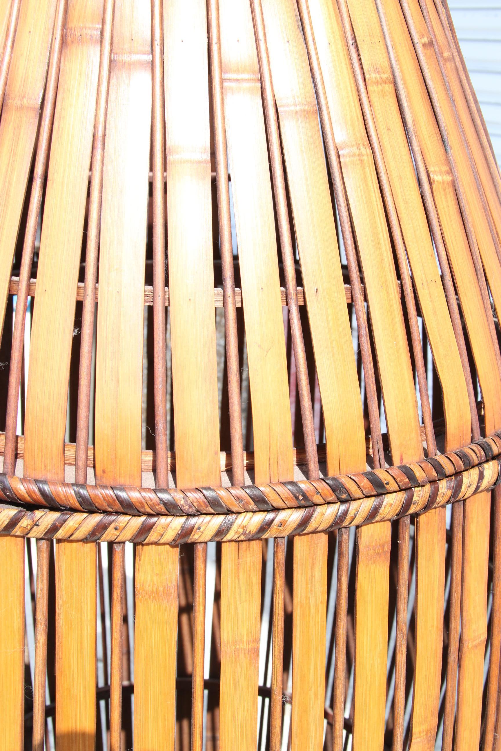Large Pineapple Shaped Basket on Stand In Excellent Condition For Sale In Pasadena, TX