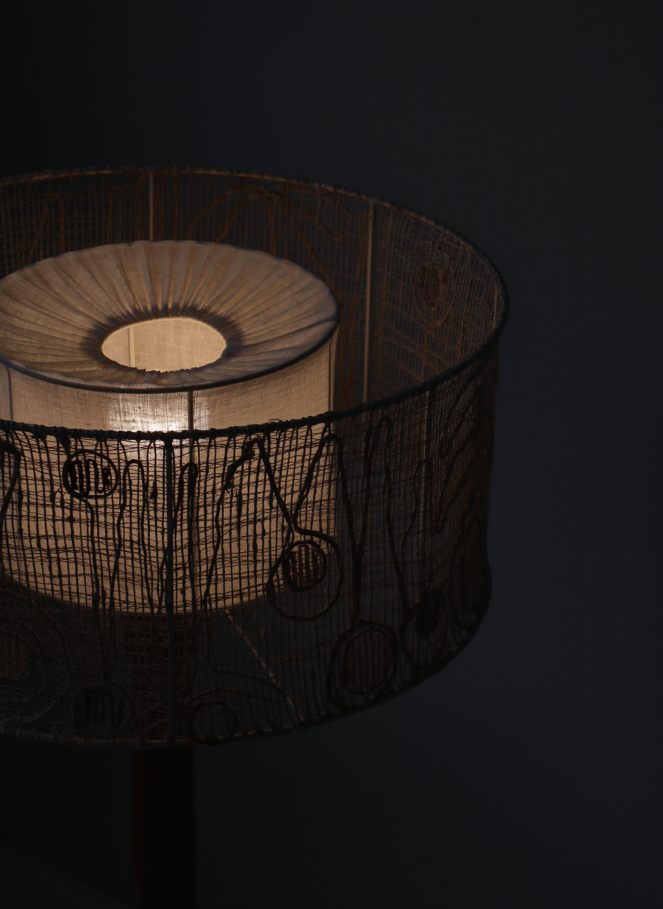 Milieu du XXe siècle Grande lampe de table en bois de pin, abat-jour fait main Marianne von Münchow, Suède, années 1960 en vente