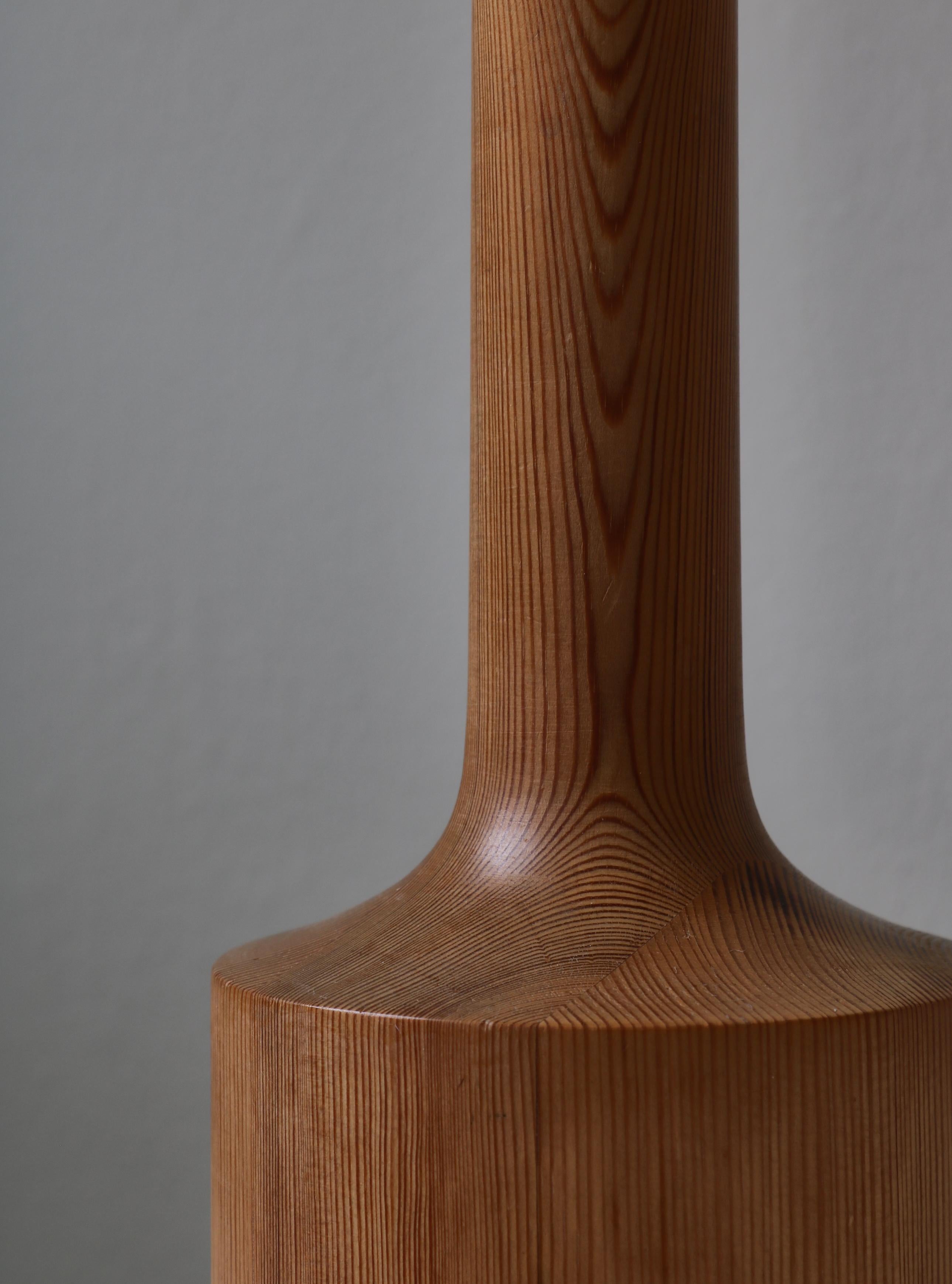 Textile Grande lampe de table en bois de pin, abat-jour fait main Marianne von Münchow, Suède, années 1960 en vente