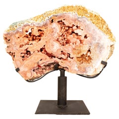 Geoda de amatista rosa en soporte con drusa rosa coralina rara y brillante