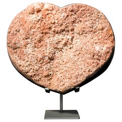 Grande cuore di ametista rosa con diaspro verde e druzy galattico su supporto