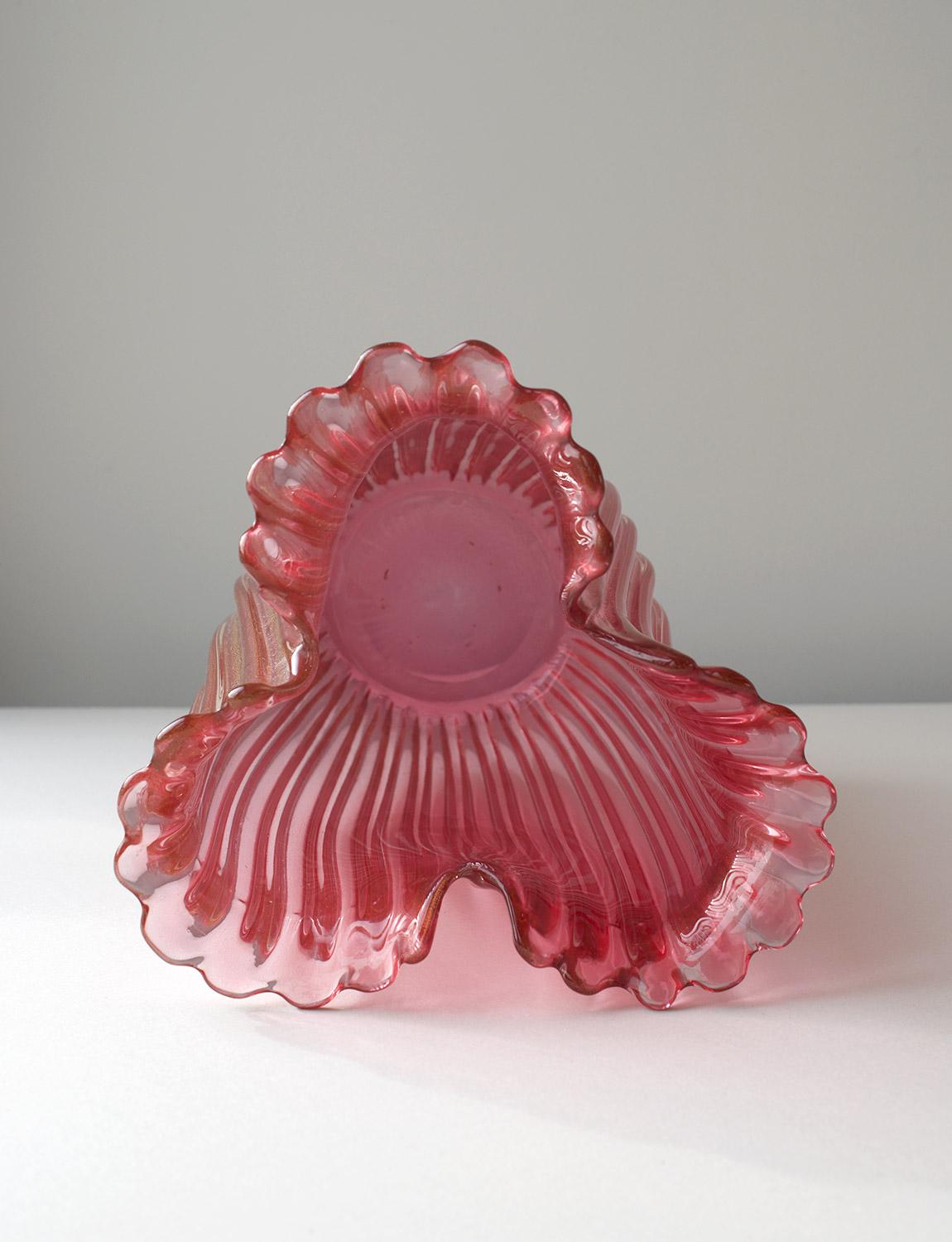 Milieu du XXe siècle Grand vase en verre soufflé à la main Archimede Seguso rose et or des années 1950 en vente