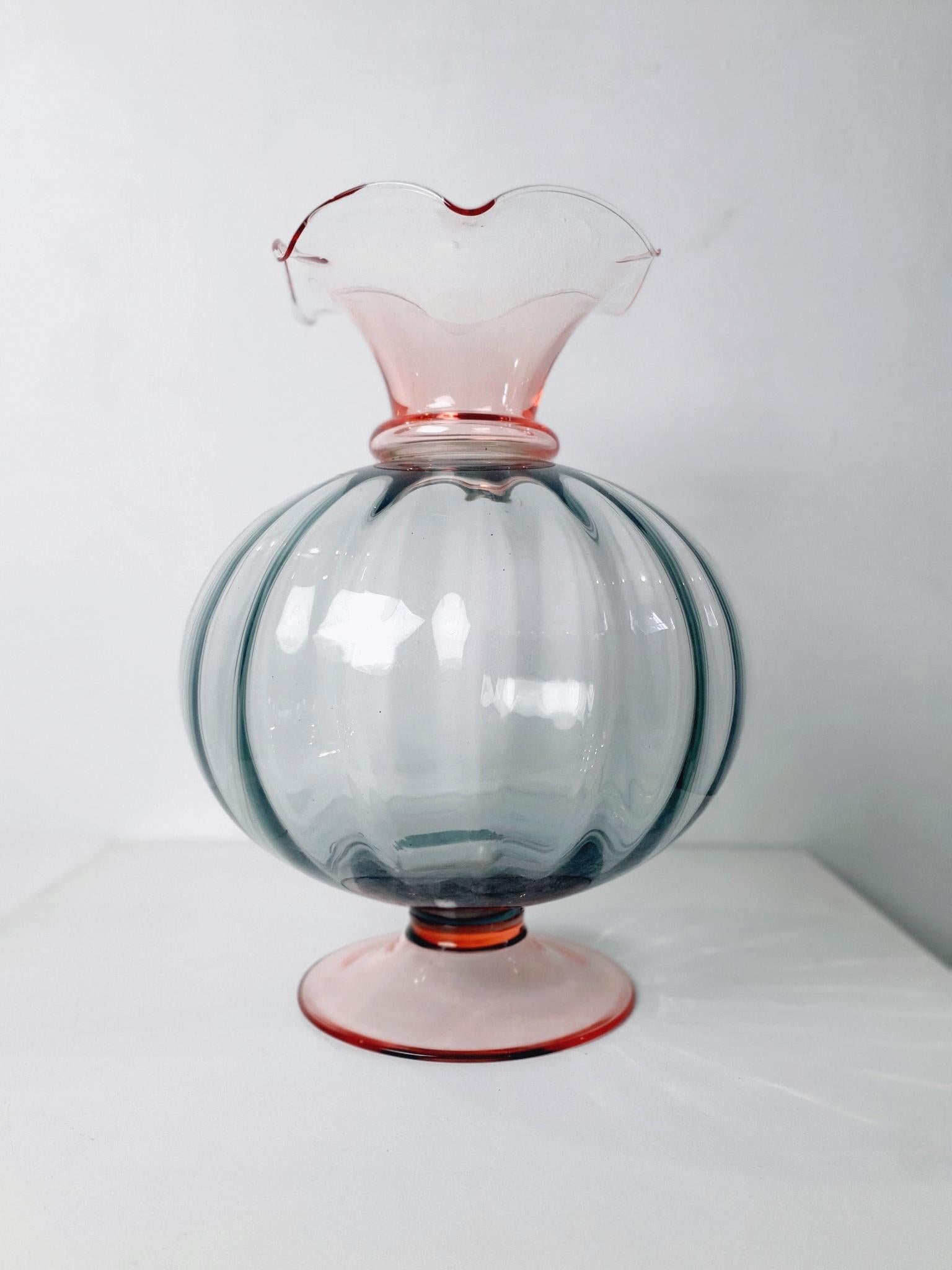Eine zylindrische, moderne, große Vase, hergestellt in Murano, Italien, mit einem Sockel und einem Deckel in blassrosa und einer hellgrauen Mitte. Würde sich gut als Mittelstück auf einem Tisch mit großen Blumensträußen aus frischen oder