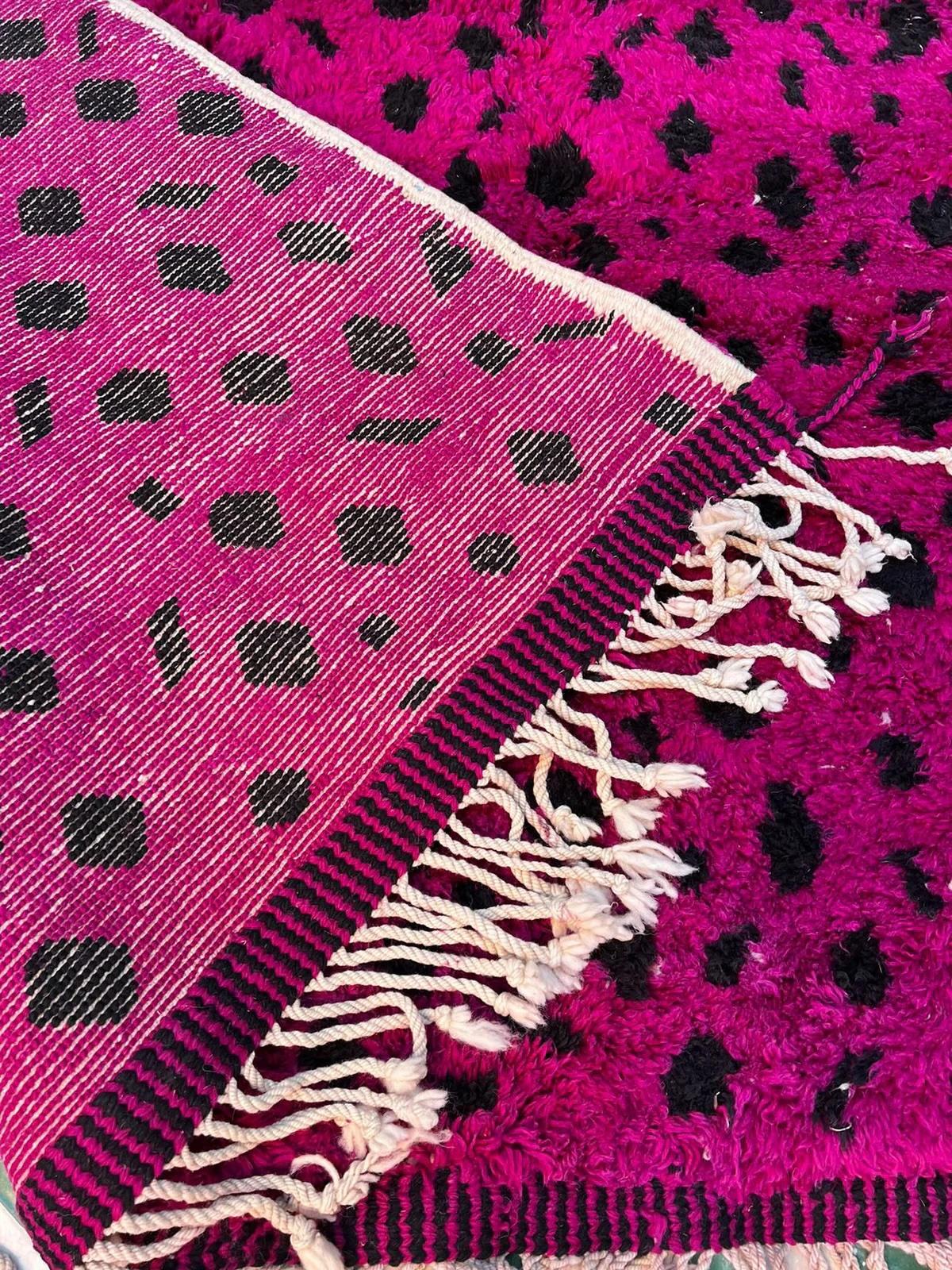 Moderner marokkanischer Beni M'Rirt handgewebter Teppich aus Wolle mit rosa Tierdruck in Rosa im Angebot 4