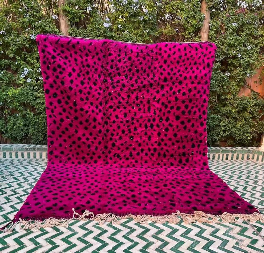 Dieser große, moderne, handgewebte marokkanische Teppich wurde von erfahrenen Kunsthandwerkern im Atlasgebirge von Hand gefertigt. Er besteht aus hochwertiger, leuchtend pinkfarbener Wolle mit schwarzem Animal-Print-Muster. Handgefertigt auf einem