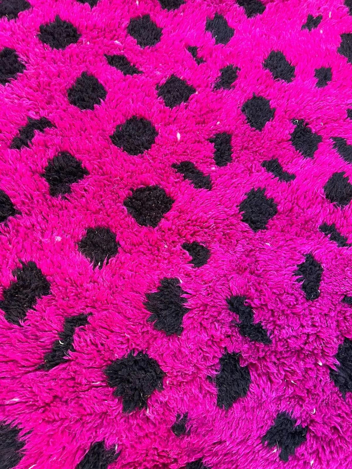 Moderner marokkanischer Beni M'Rirt handgewebter Teppich aus Wolle mit rosa Tierdruck in Rosa (Marokkanisch) im Angebot