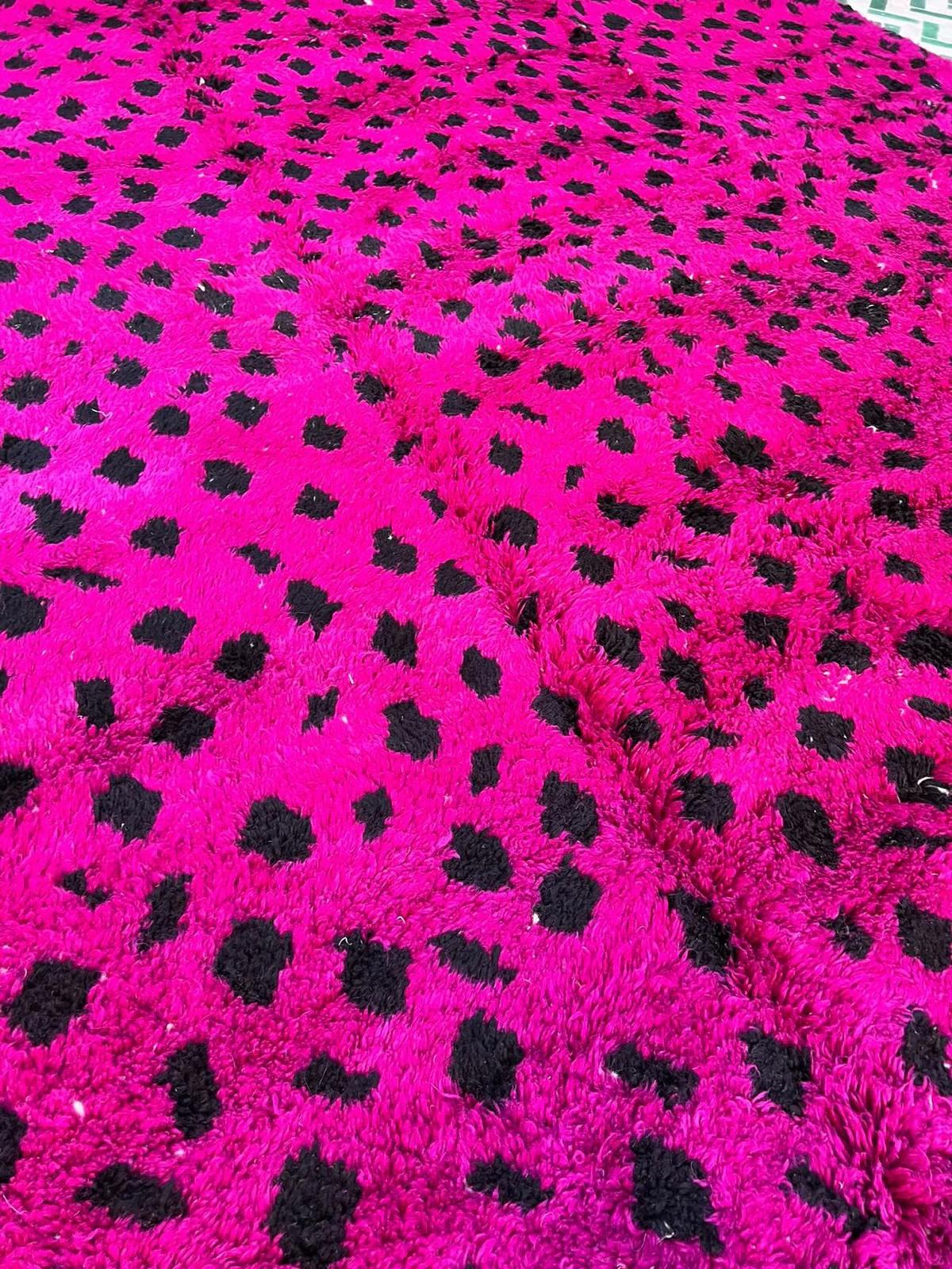 Moderner marokkanischer Beni M'Rirt handgewebter Teppich aus Wolle mit rosa Tierdruck in Rosa (Gewebt) im Angebot