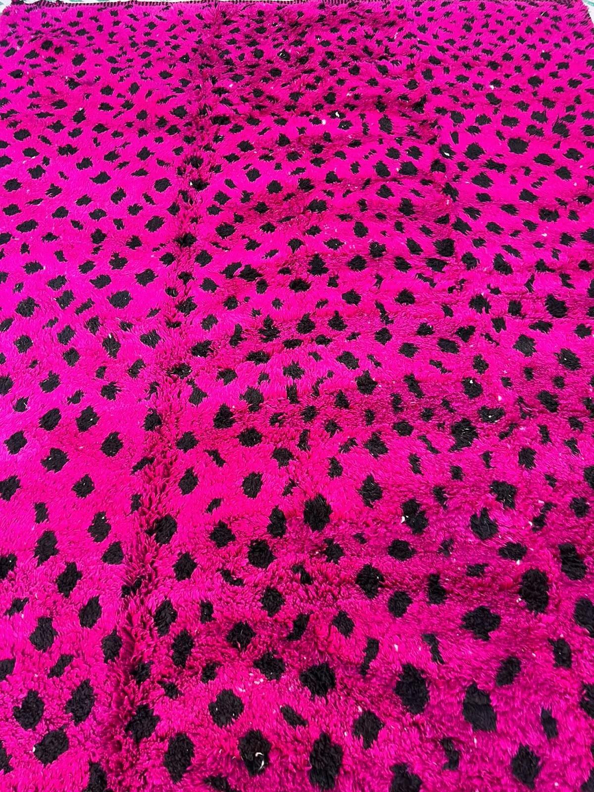 Moderner marokkanischer Beni M'Rirt handgewebter Teppich aus Wolle mit rosa Tierdruck in Rosa im Zustand „Neu“ im Angebot in Los Angeles, CA