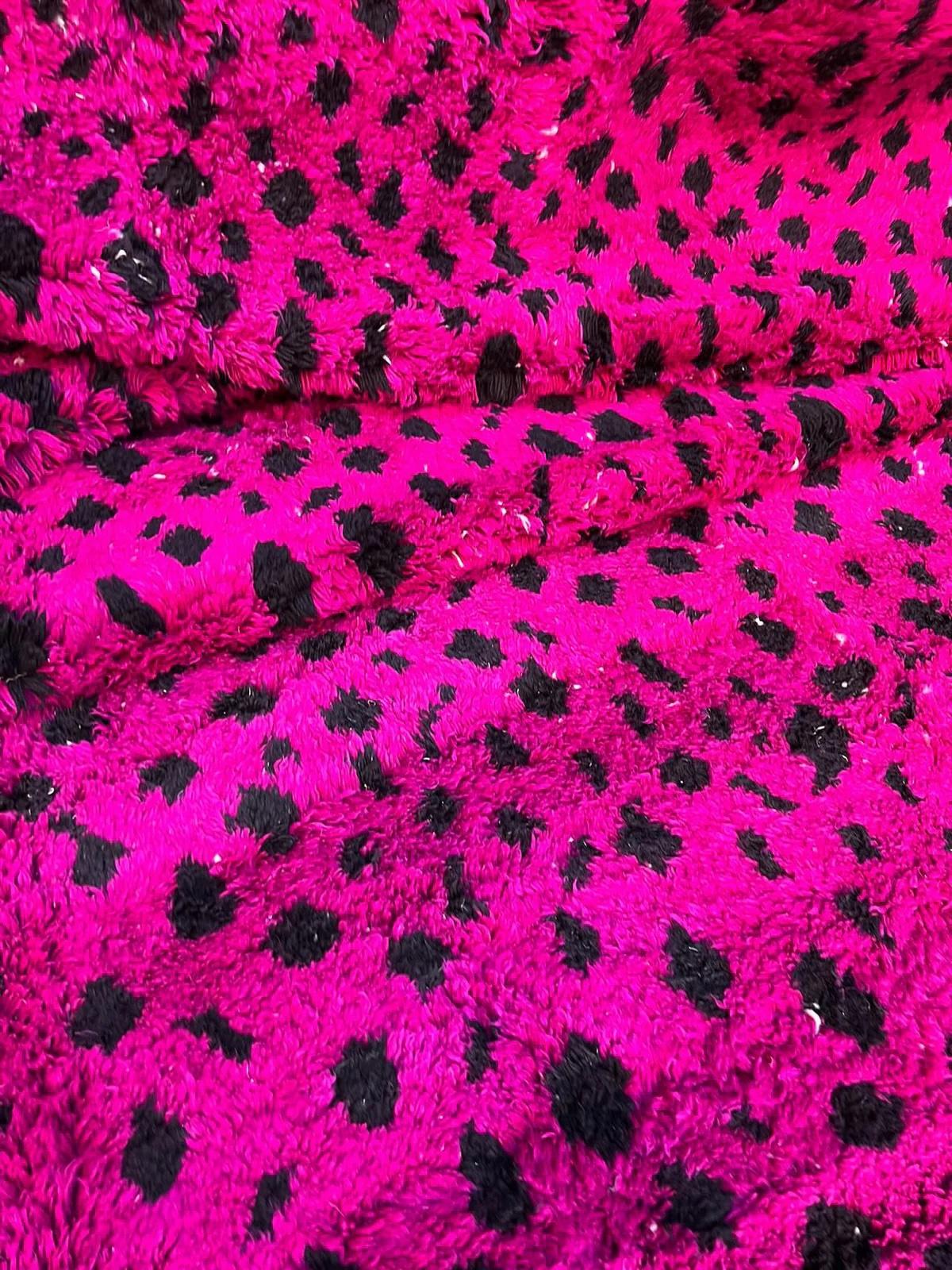 Moderner marokkanischer Beni M'Rirt handgewebter Teppich aus Wolle mit rosa Tierdruck in Rosa (21. Jahrhundert und zeitgenössisch) im Angebot