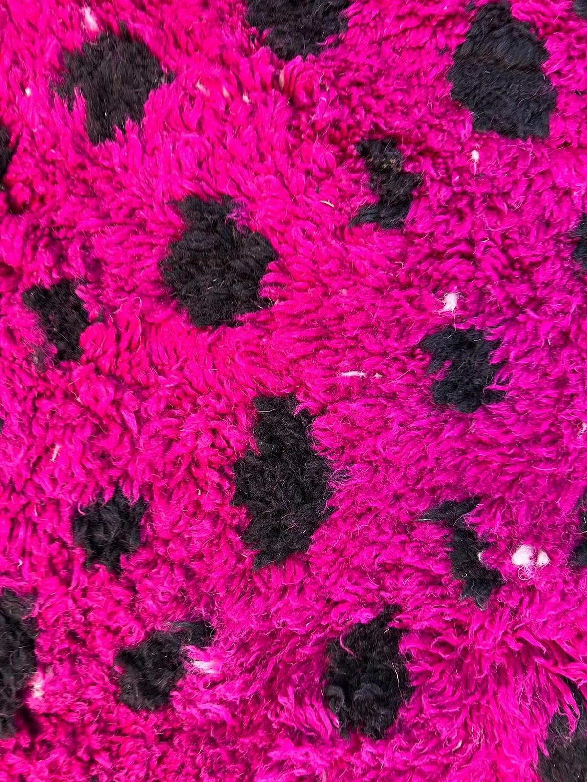 Moderner marokkanischer Beni M'Rirt handgewebter Teppich aus Wolle mit rosa Tierdruck in Rosa im Angebot 1
