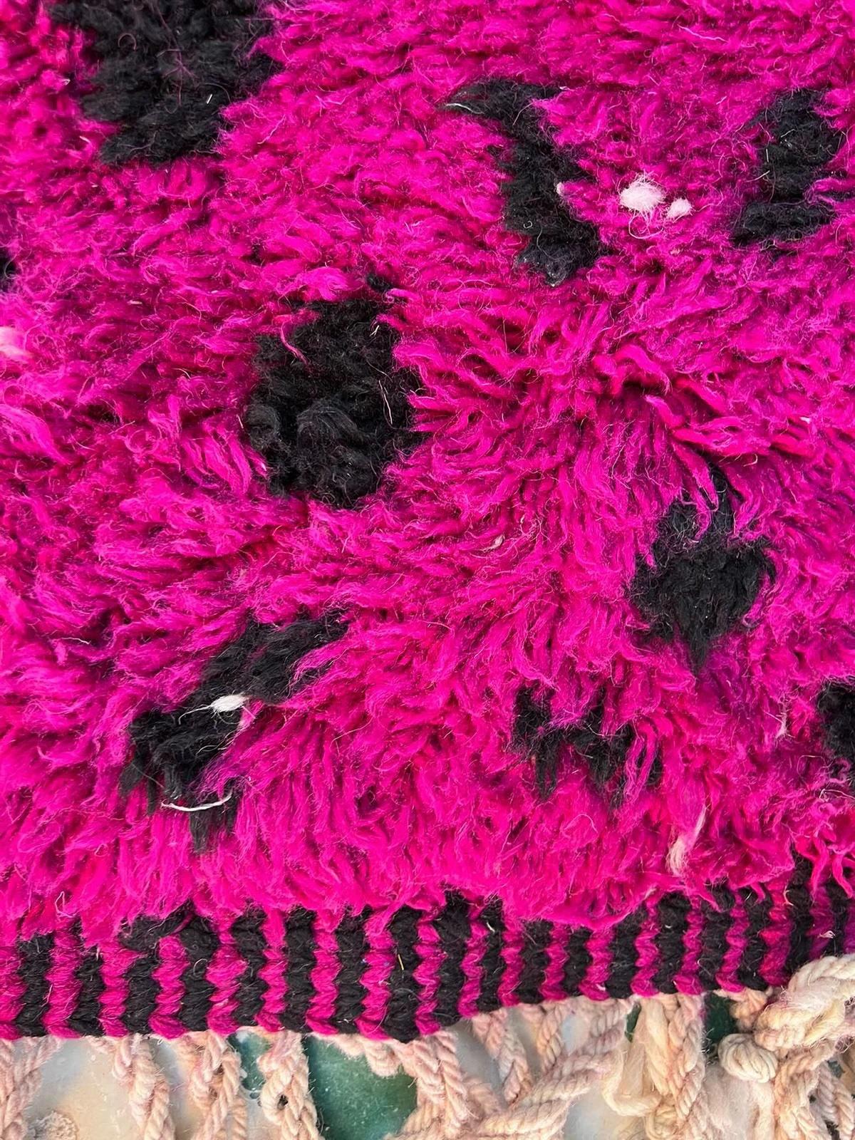 Moderner marokkanischer Beni M'Rirt handgewebter Teppich aus Wolle mit rosa Tierdruck in Rosa im Angebot 2