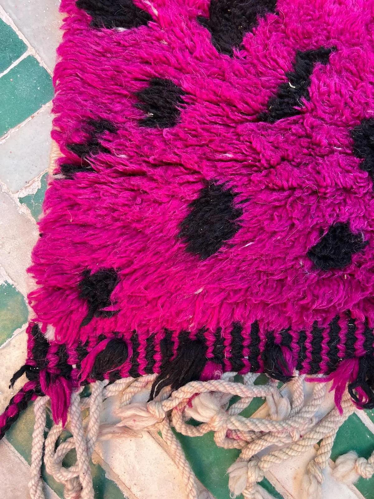 Moderner marokkanischer Beni M'Rirt handgewebter Teppich aus Wolle mit rosa Tierdruck in Rosa im Angebot 3