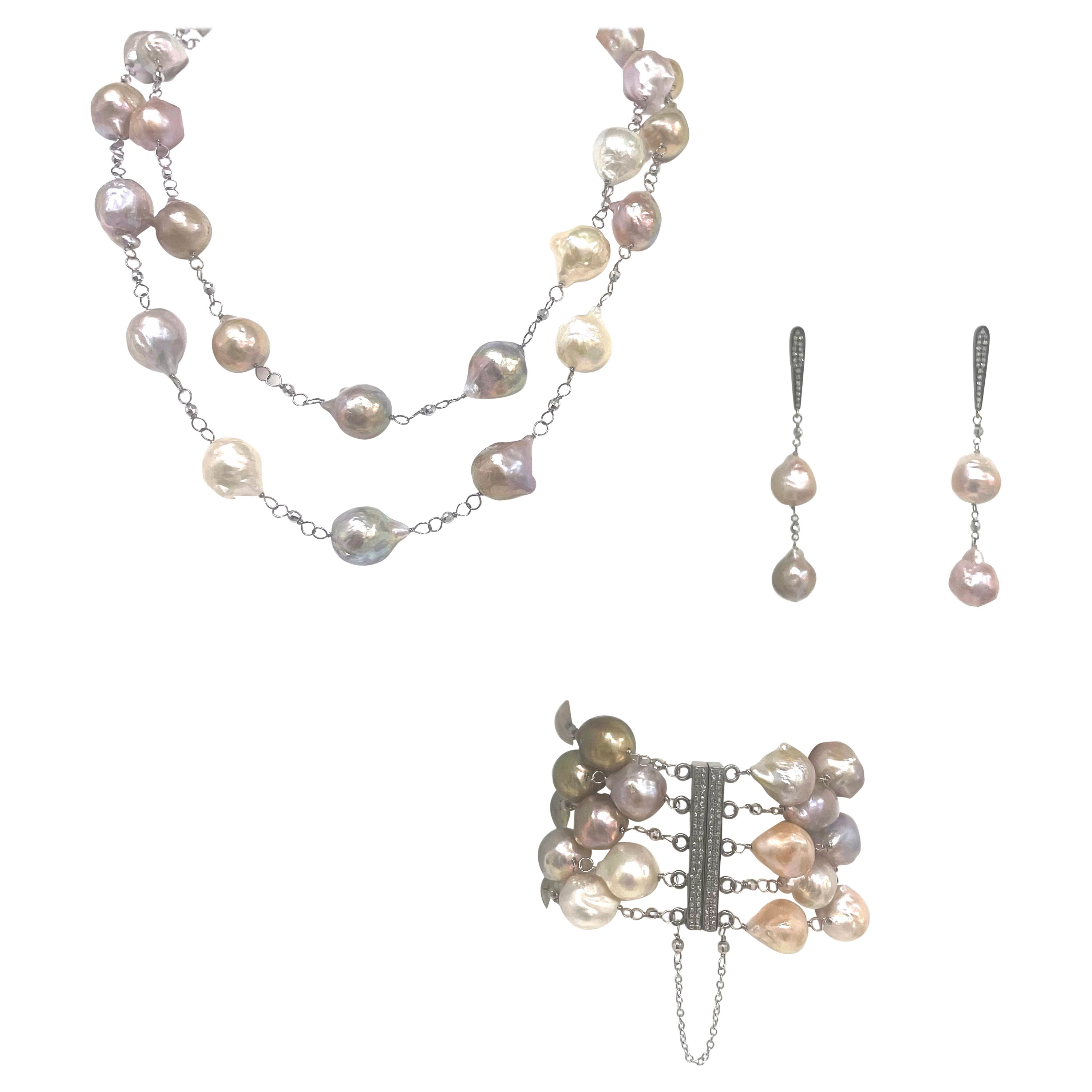 Donna Bracciale Paradizia grande con perle barocche rosa e chiusura con diamanti in vendita