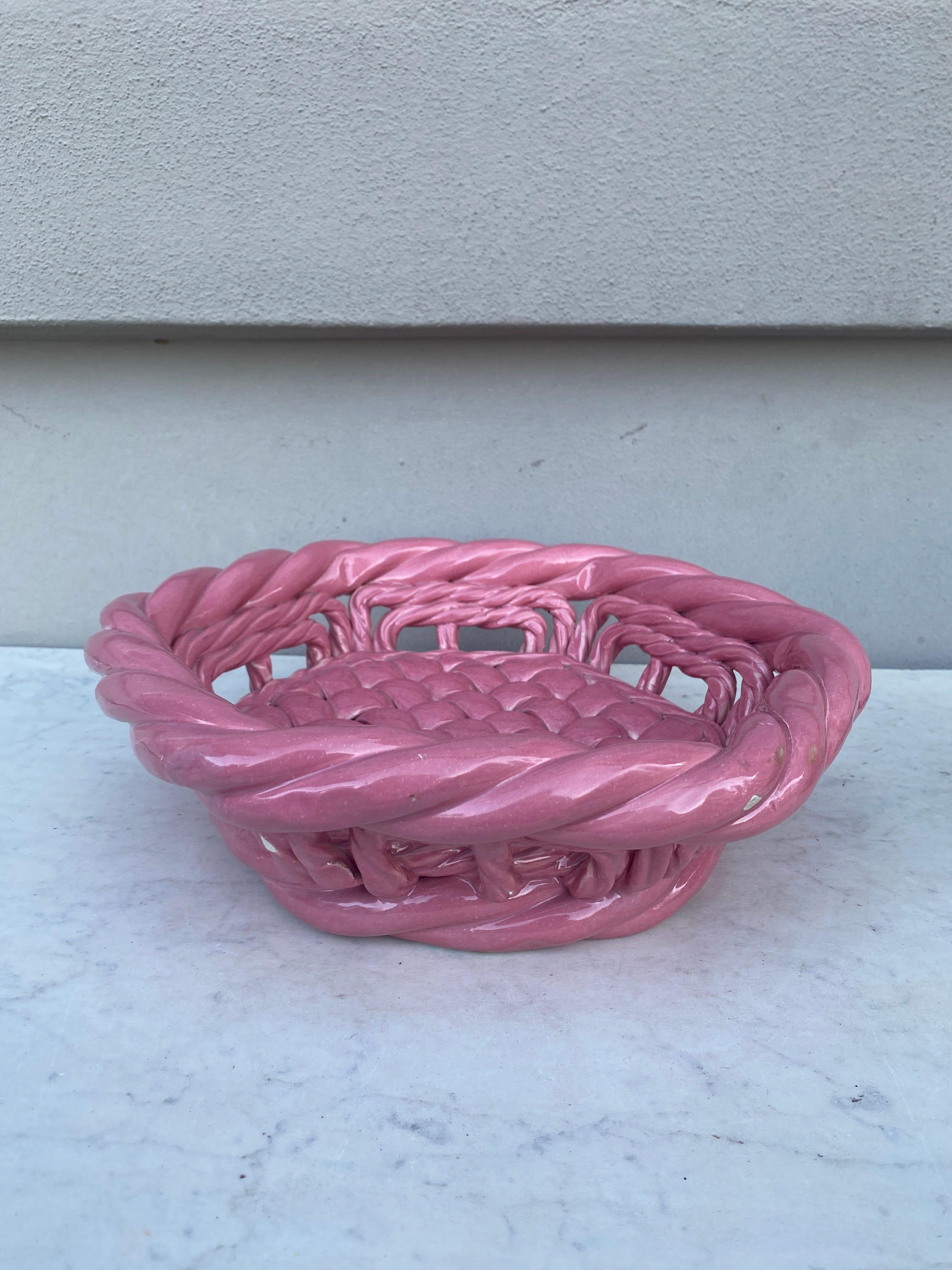 Grand bol ou panier rose Vallauris, vers 1950 Bon état - En vente à Austin, TX