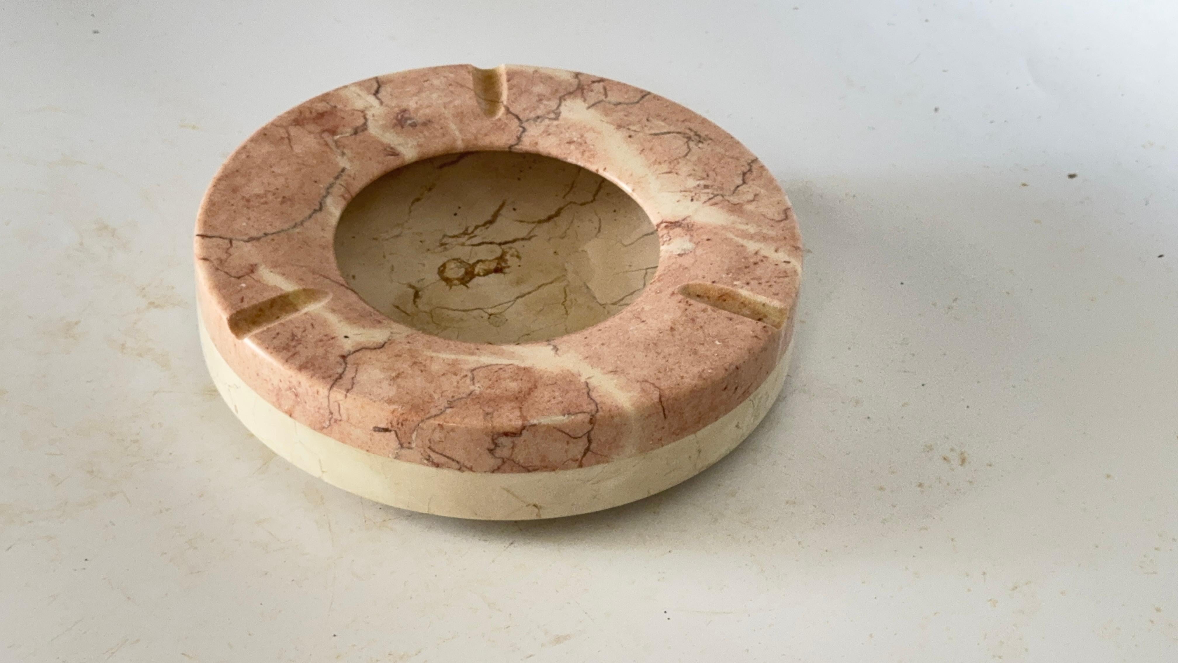 Großer Aschenbecher aus rosa Marmor - Italienische Mitte des Jahrhunderts - Skulpturales Dekorationsobjekt (Moderne der Mitte des Jahrhunderts) im Angebot