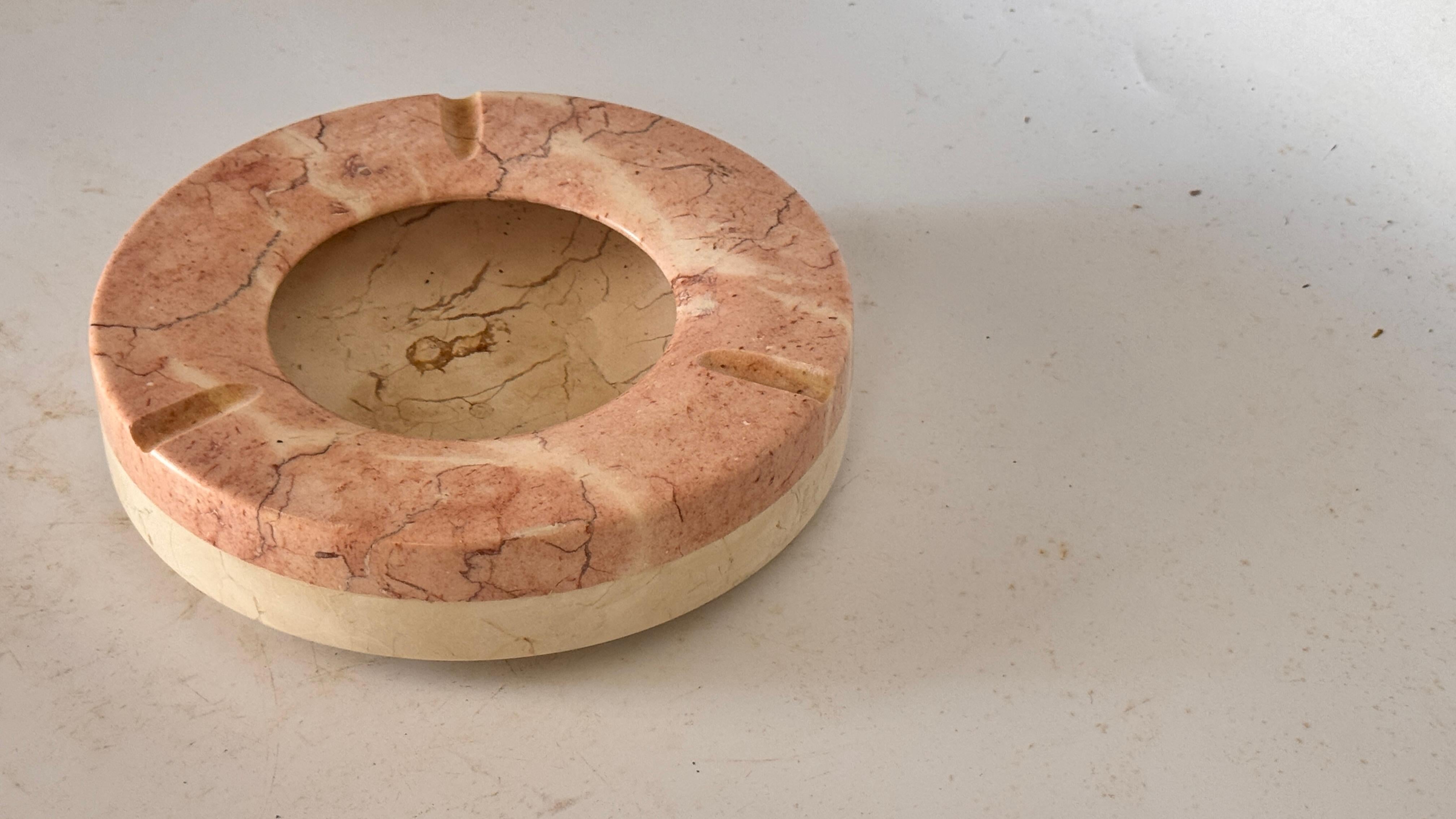 Großer Aschenbecher aus rosa Marmor - Italienische Mitte des Jahrhunderts - Skulpturales Dekorationsobjekt im Zustand „Gut“ im Angebot in Auribeau sur Siagne, FR