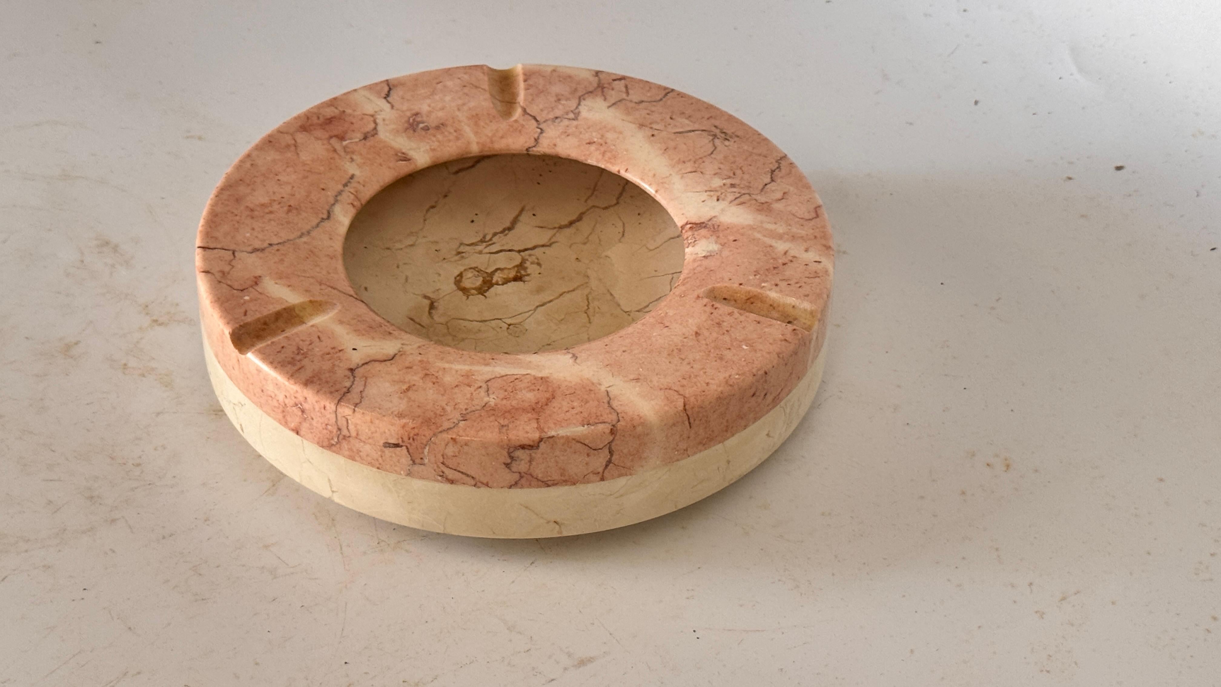Großer Aschenbecher aus rosa Marmor - Italienische Mitte des Jahrhunderts - Skulpturales Dekorationsobjekt (Mitte des 20. Jahrhunderts) im Angebot