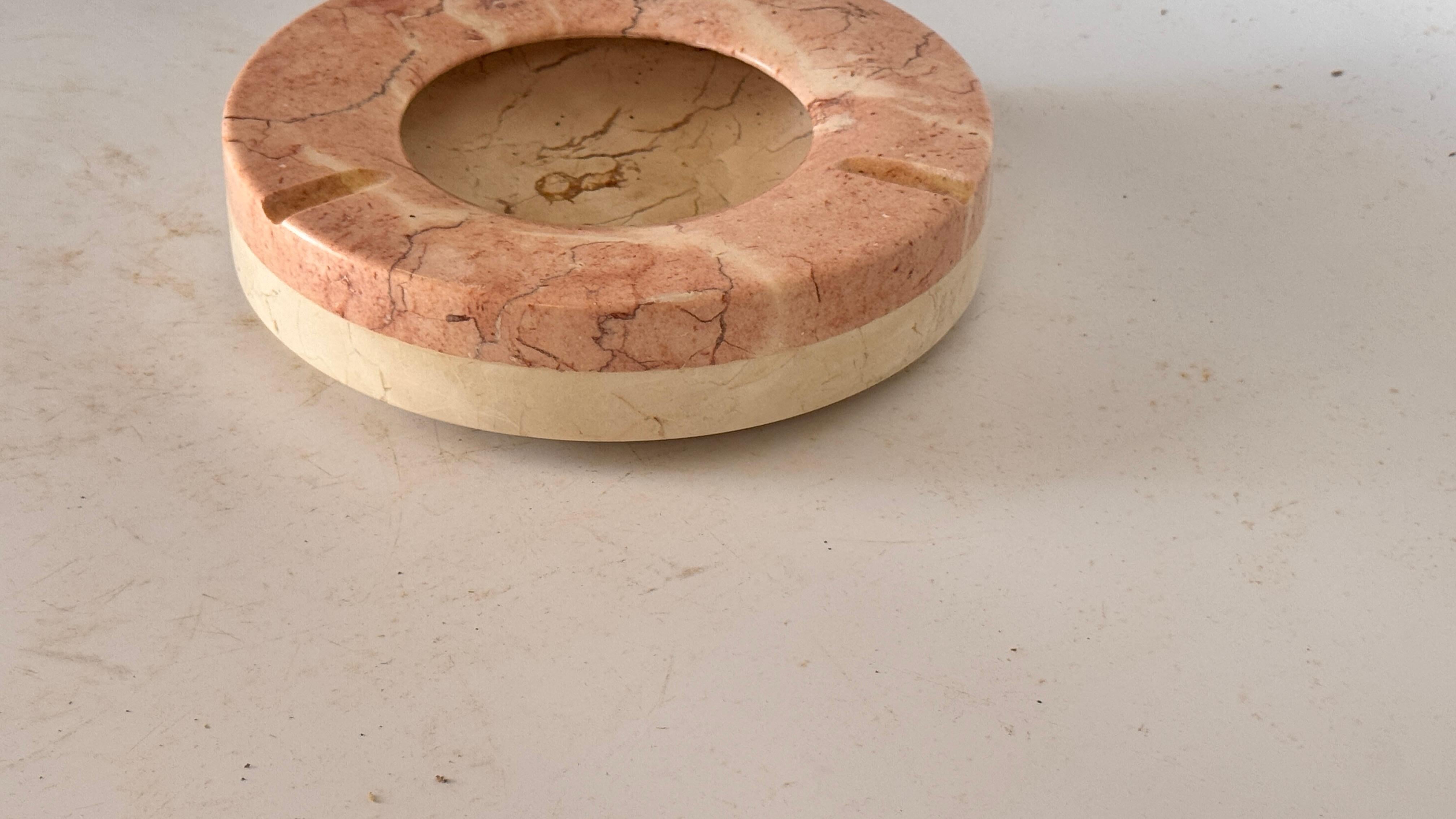 Großer Aschenbecher aus rosa Marmor - Italienische Mitte des Jahrhunderts - Skulpturales Dekorationsobjekt im Angebot 1
