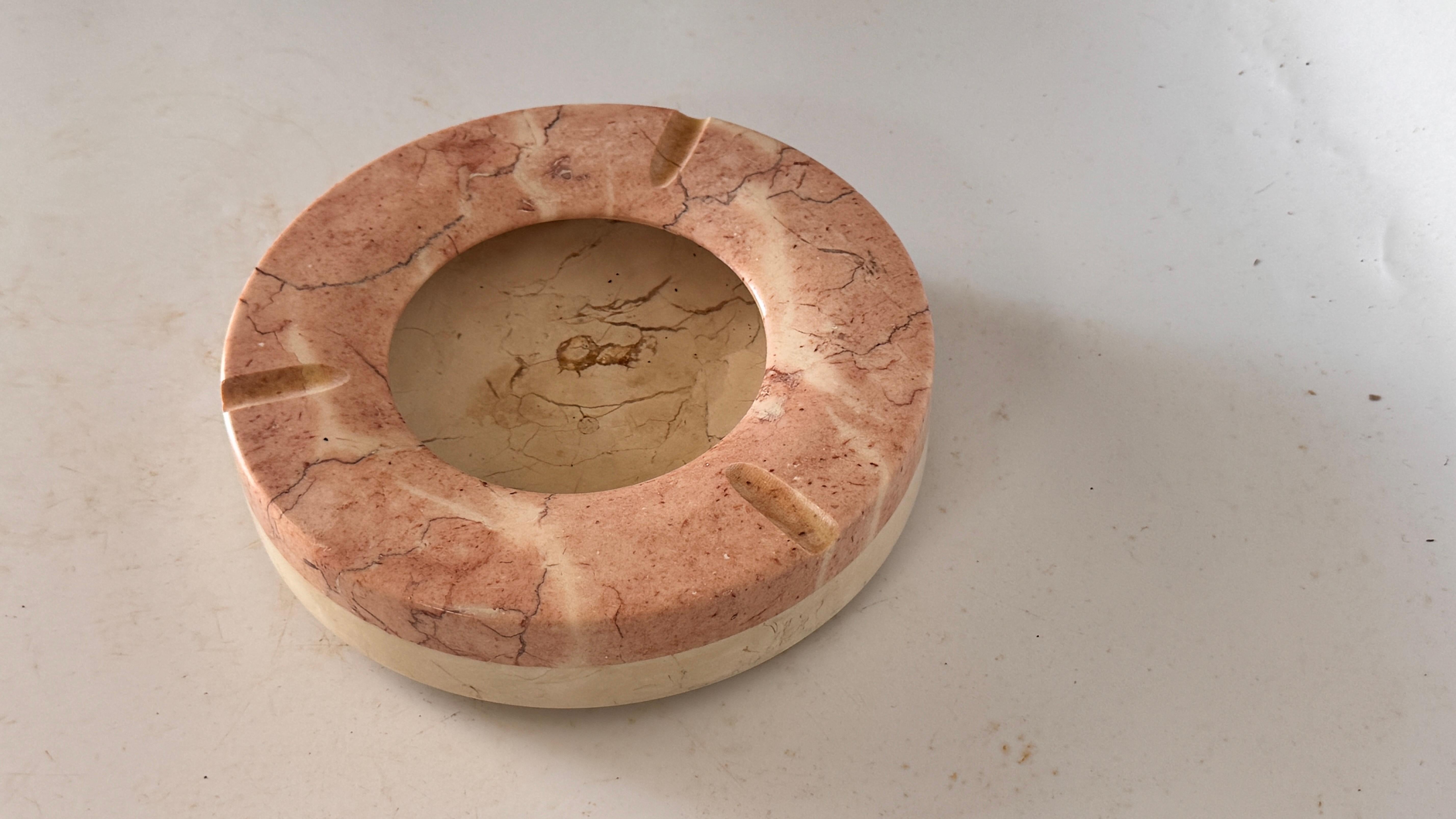 Großer Aschenbecher aus rosa Marmor - Italienische Mitte des Jahrhunderts - Skulpturales Dekorationsobjekt im Angebot 2