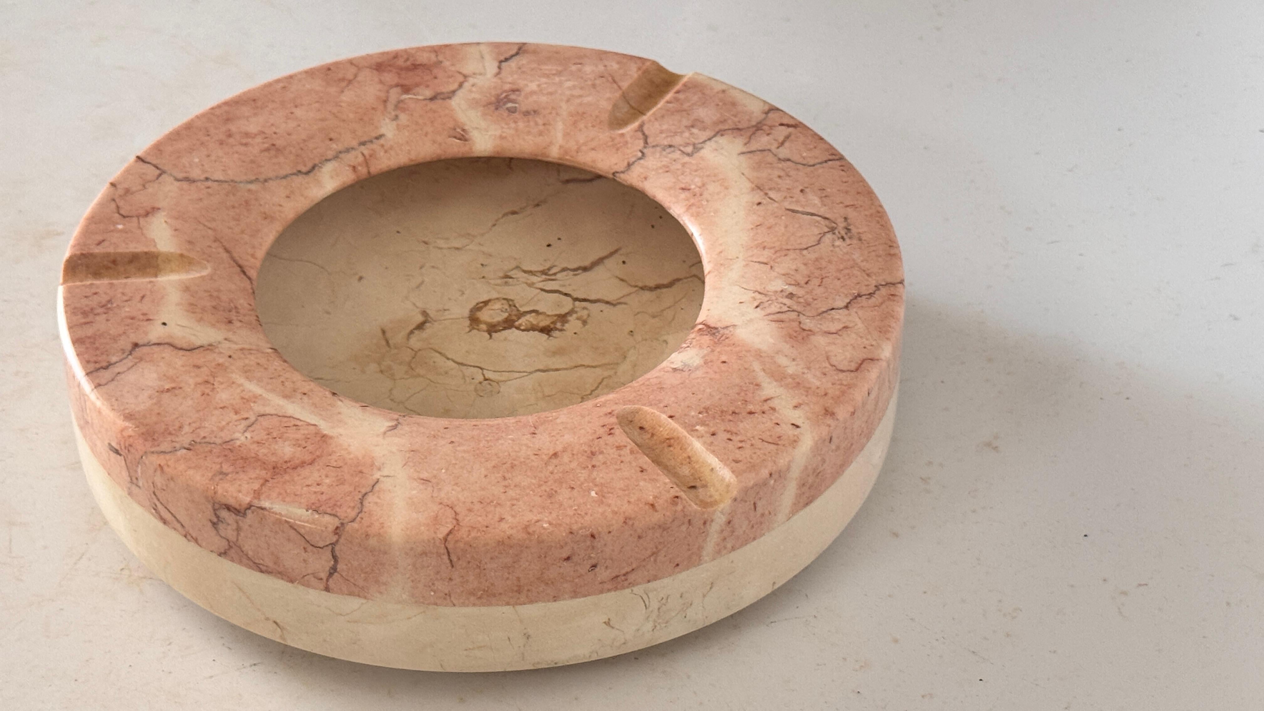 Großer Aschenbecher aus rosa Marmor - Italienische Mitte des Jahrhunderts - Skulpturales Dekorationsobjekt im Angebot 3