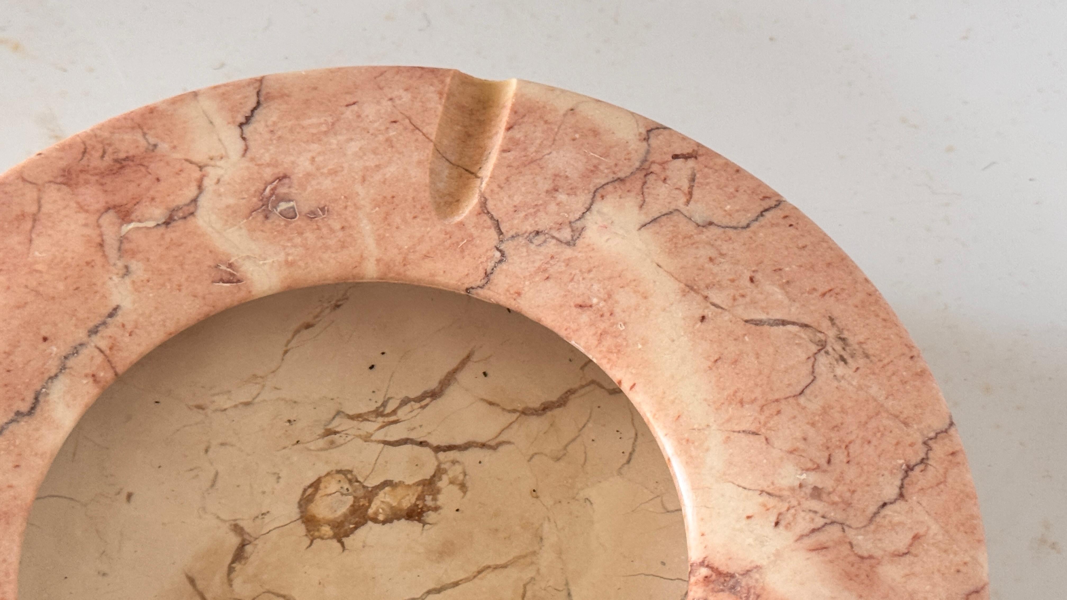 Großer Aschenbecher aus rosa Marmor - Italienische Mitte des Jahrhunderts - Skulpturales Dekorationsobjekt im Angebot 4