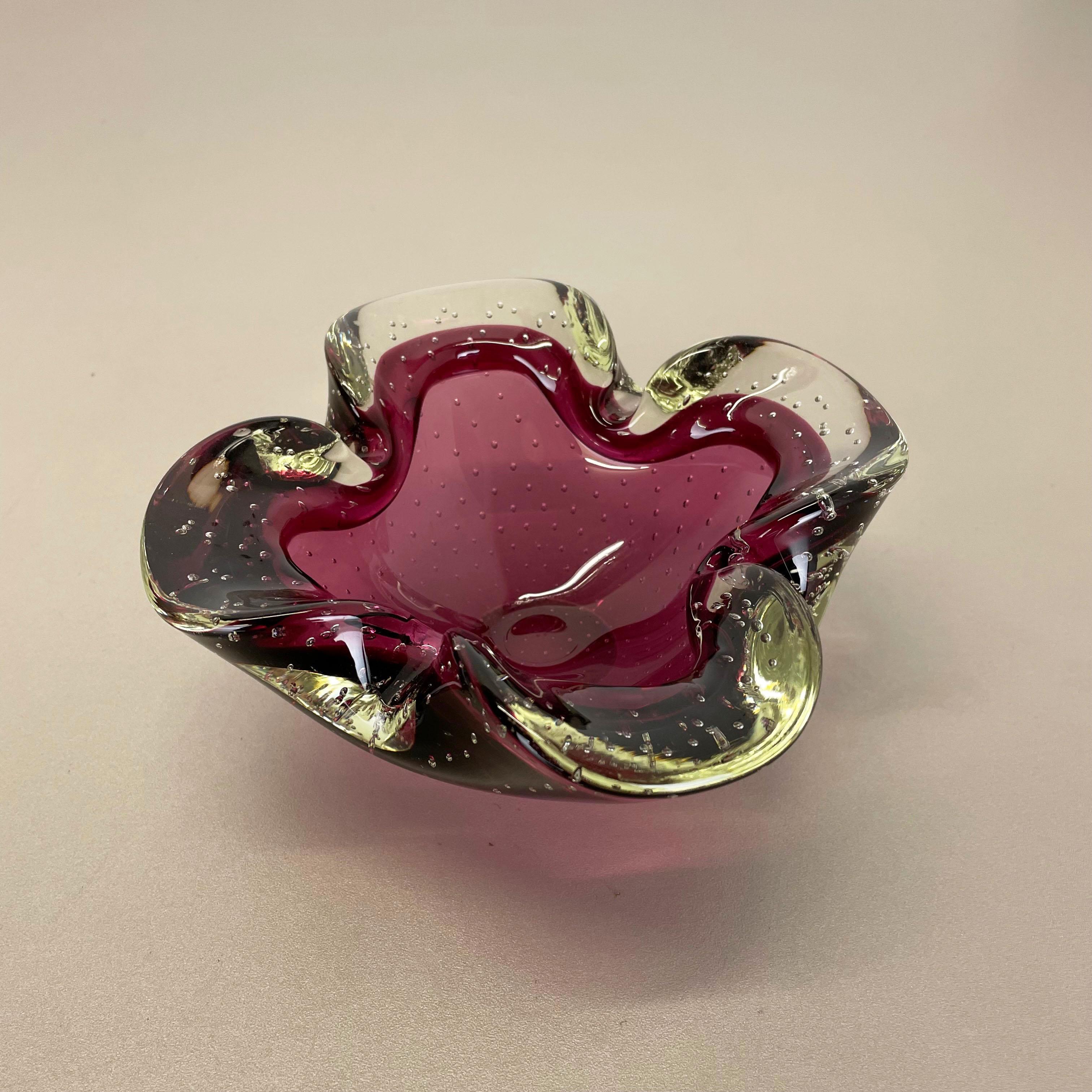 Grand cendrier en verre de Murano à bulles rose avec éléments en forme de coquillage, Murano, Italie, 1970 Bon état - En vente à Kirchlengern, DE