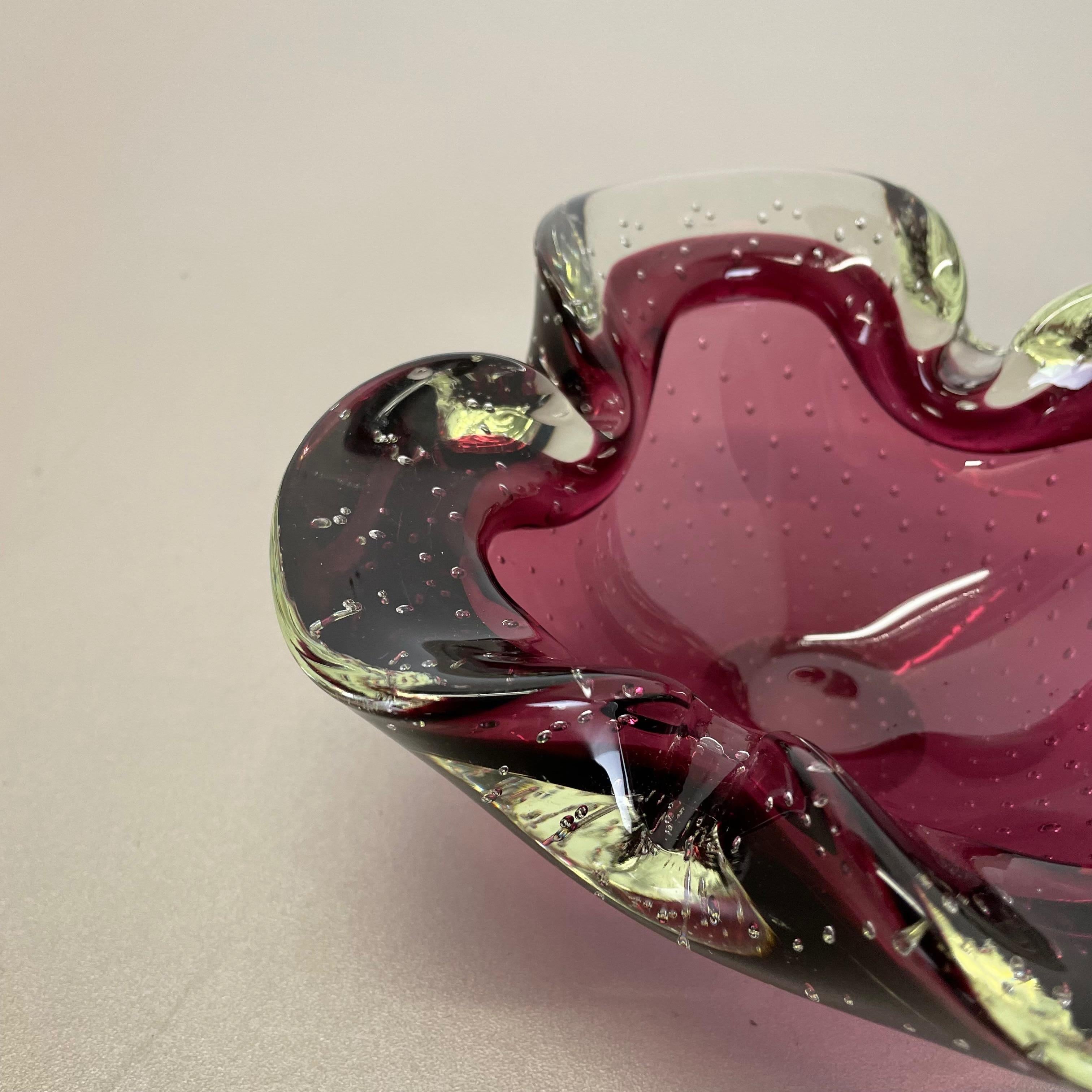20ième siècle Grand cendrier en verre de Murano à bulles rose avec éléments en forme de coquillage, Murano, Italie, 1970 en vente