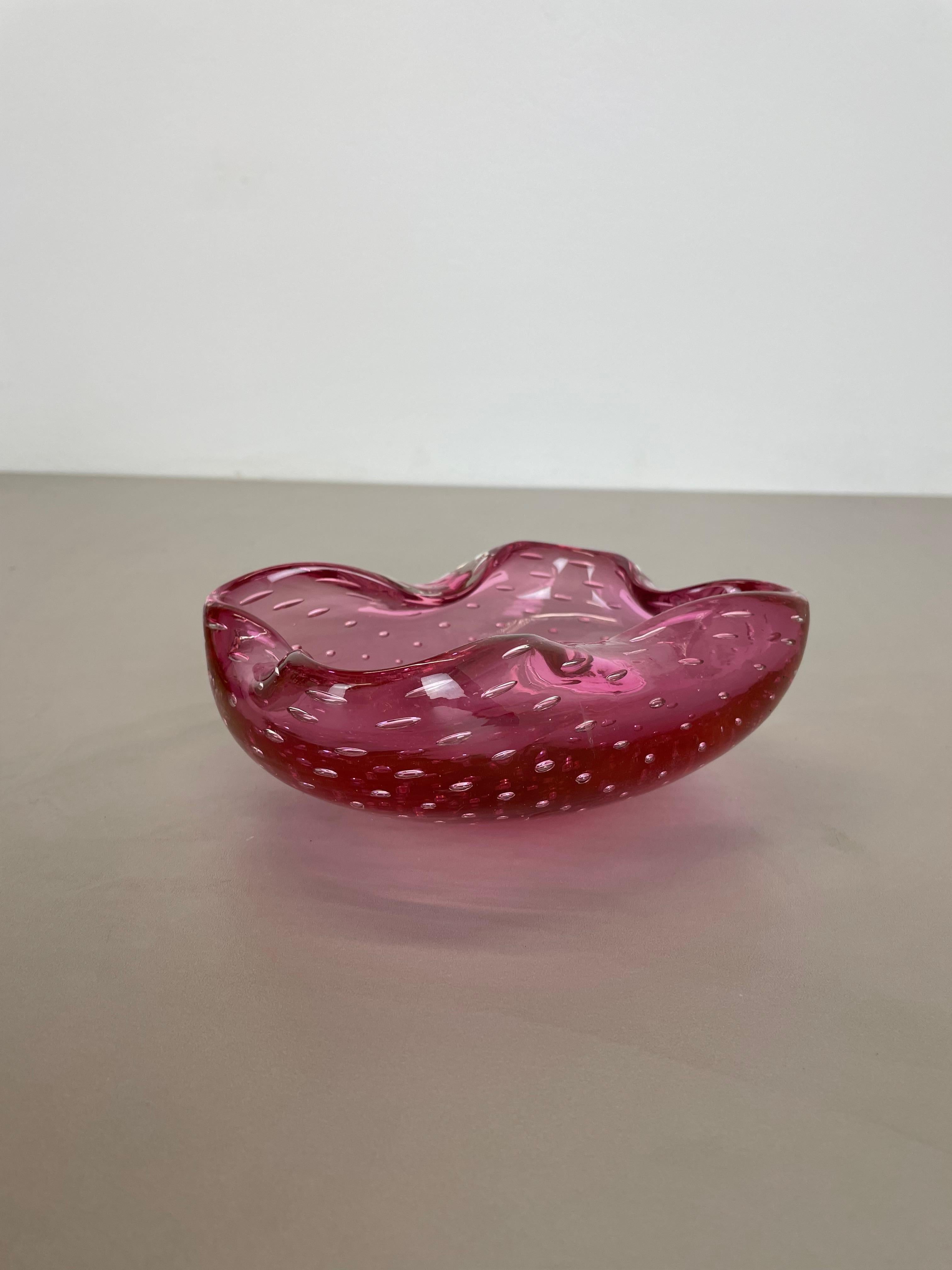 20ième siècle Grand cendrier en verre de Murano à bulles rose avec éléments en forme de coquillage, Murano, Italie, 1970 en vente