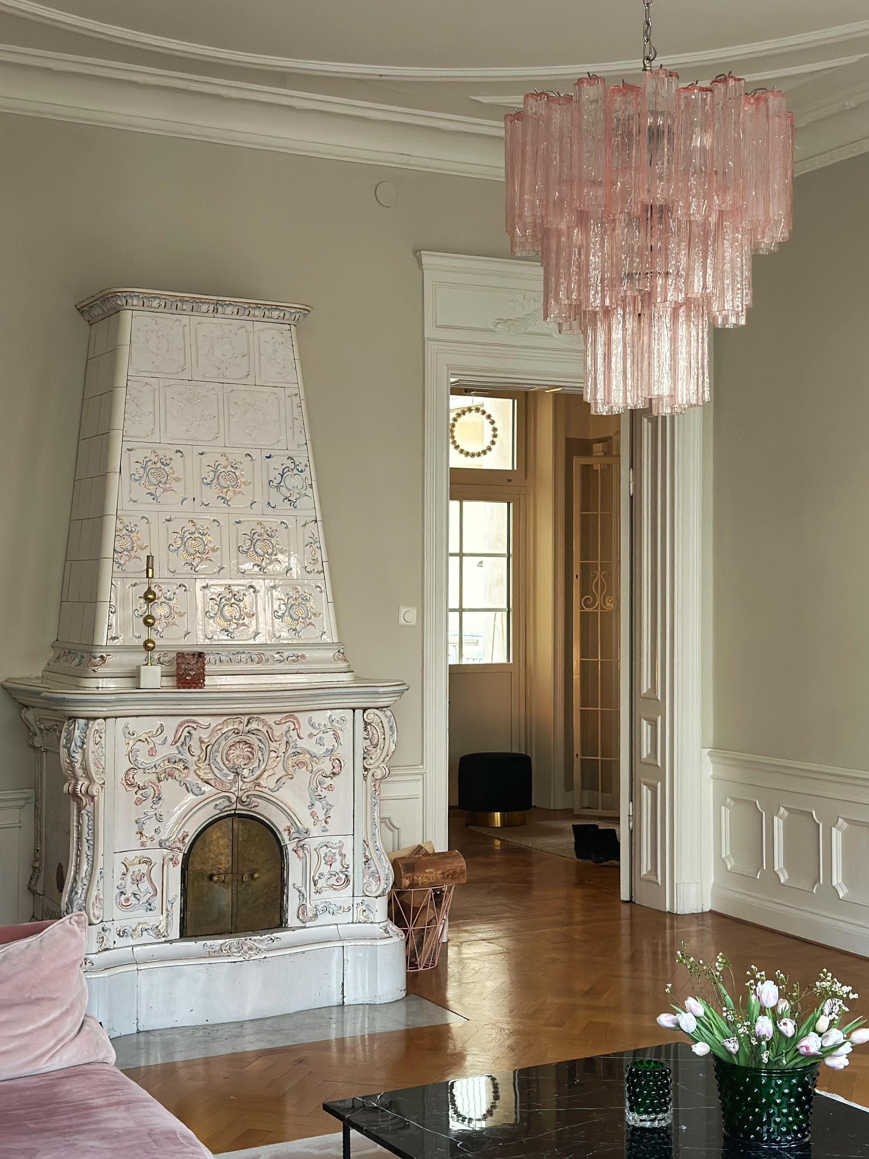 Grande lampadario di Murano rosa con prismi formati da tubi 4