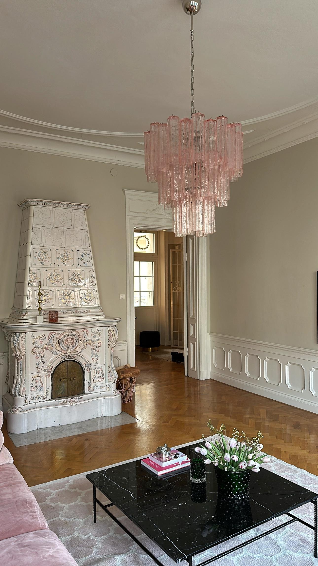 Grande lampadario di Murano rosa con prismi formati da tubi 5