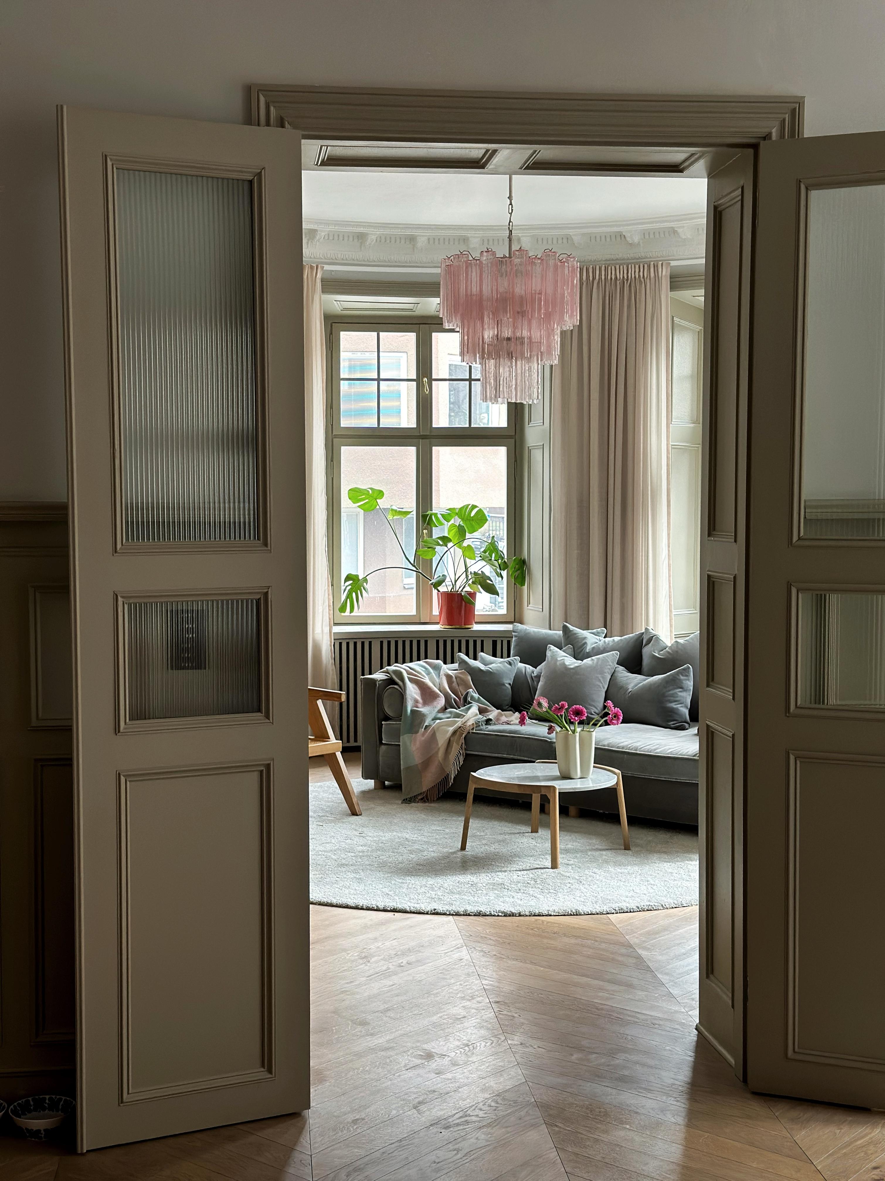 Mid-Century moderno Grande lampadario di Murano rosa con prismi formati da tubi