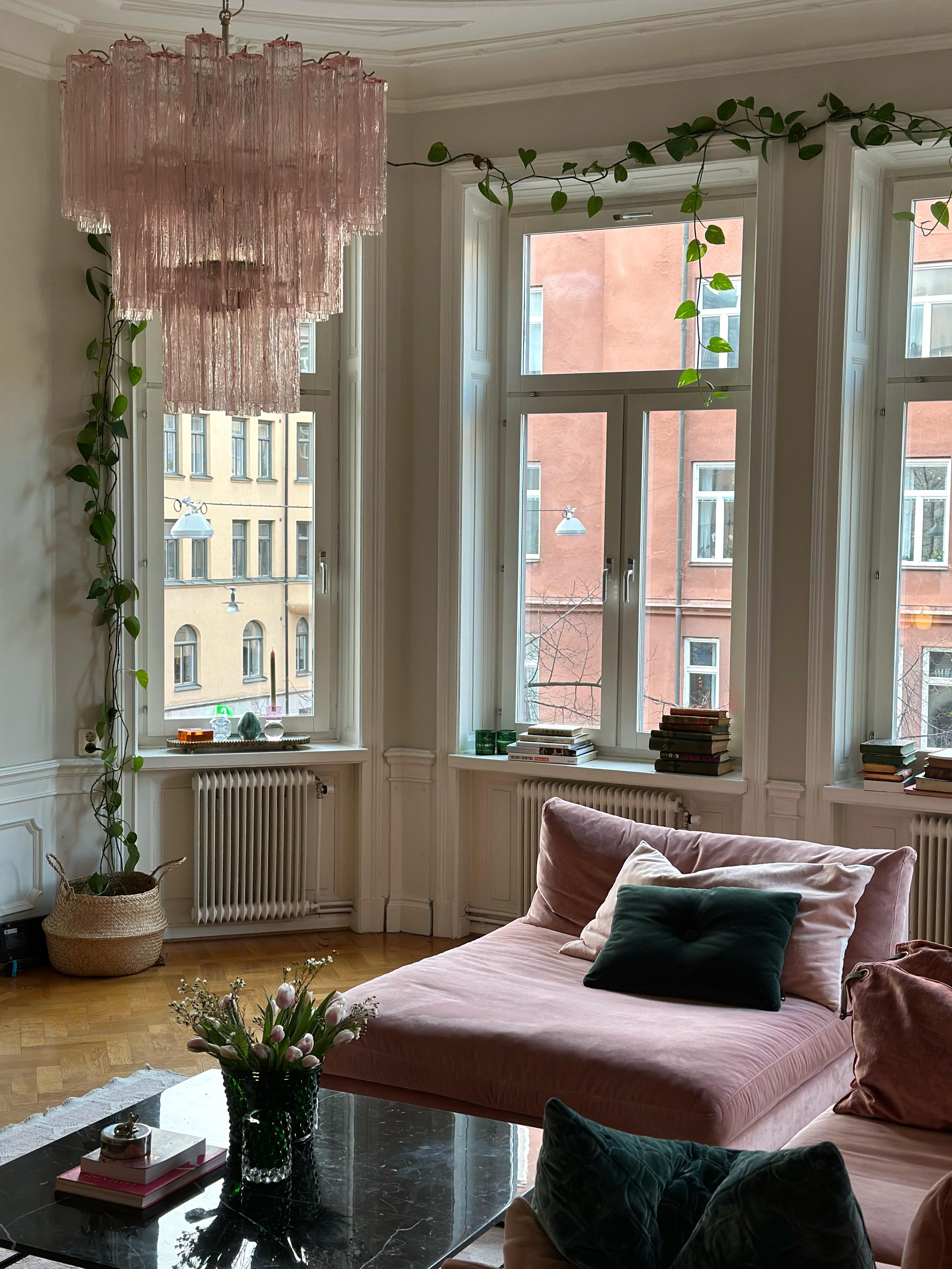 Grande lampadario di Murano rosa con prismi formati da tubi 2