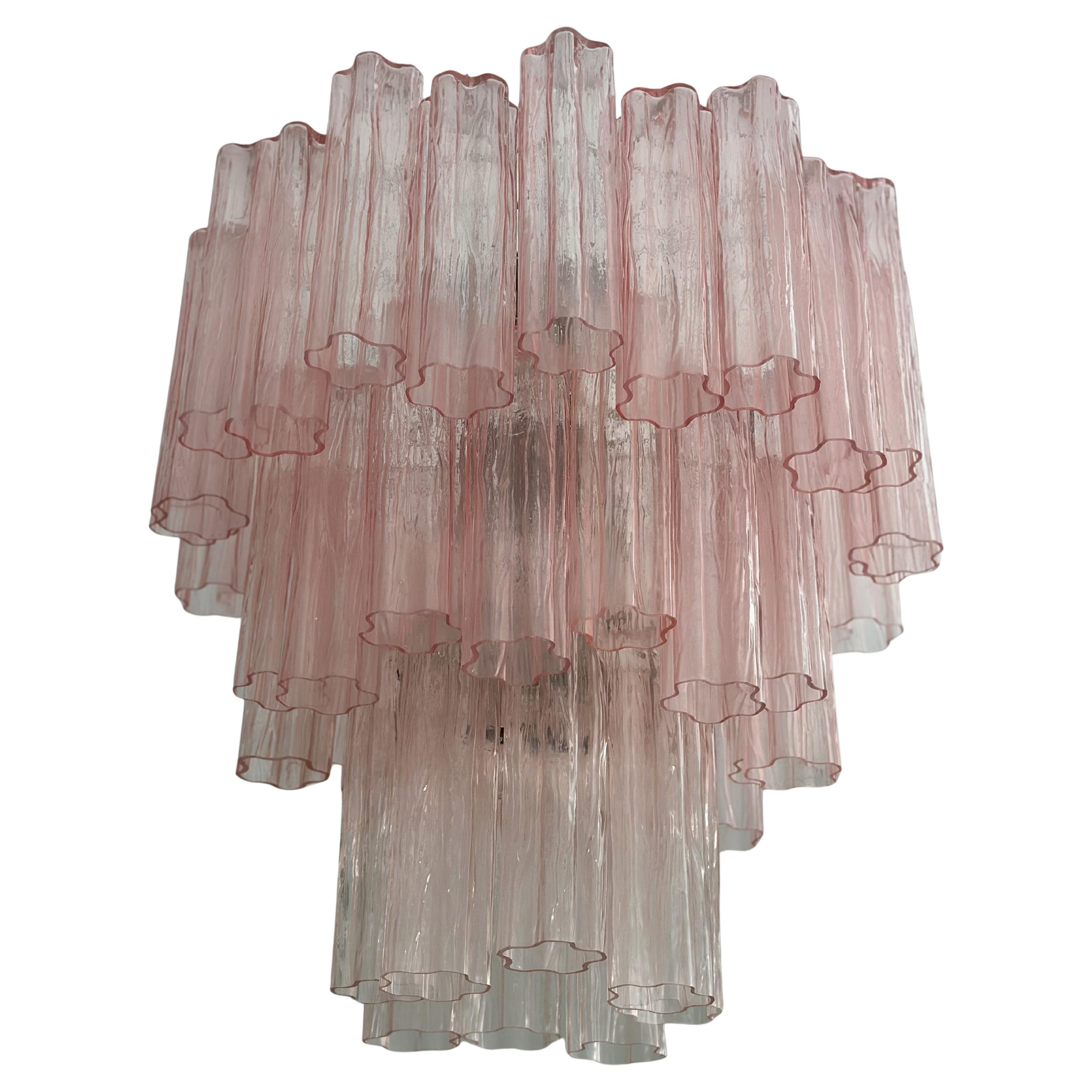 Grande lampadario di Murano rosa con prismi formati da tubi