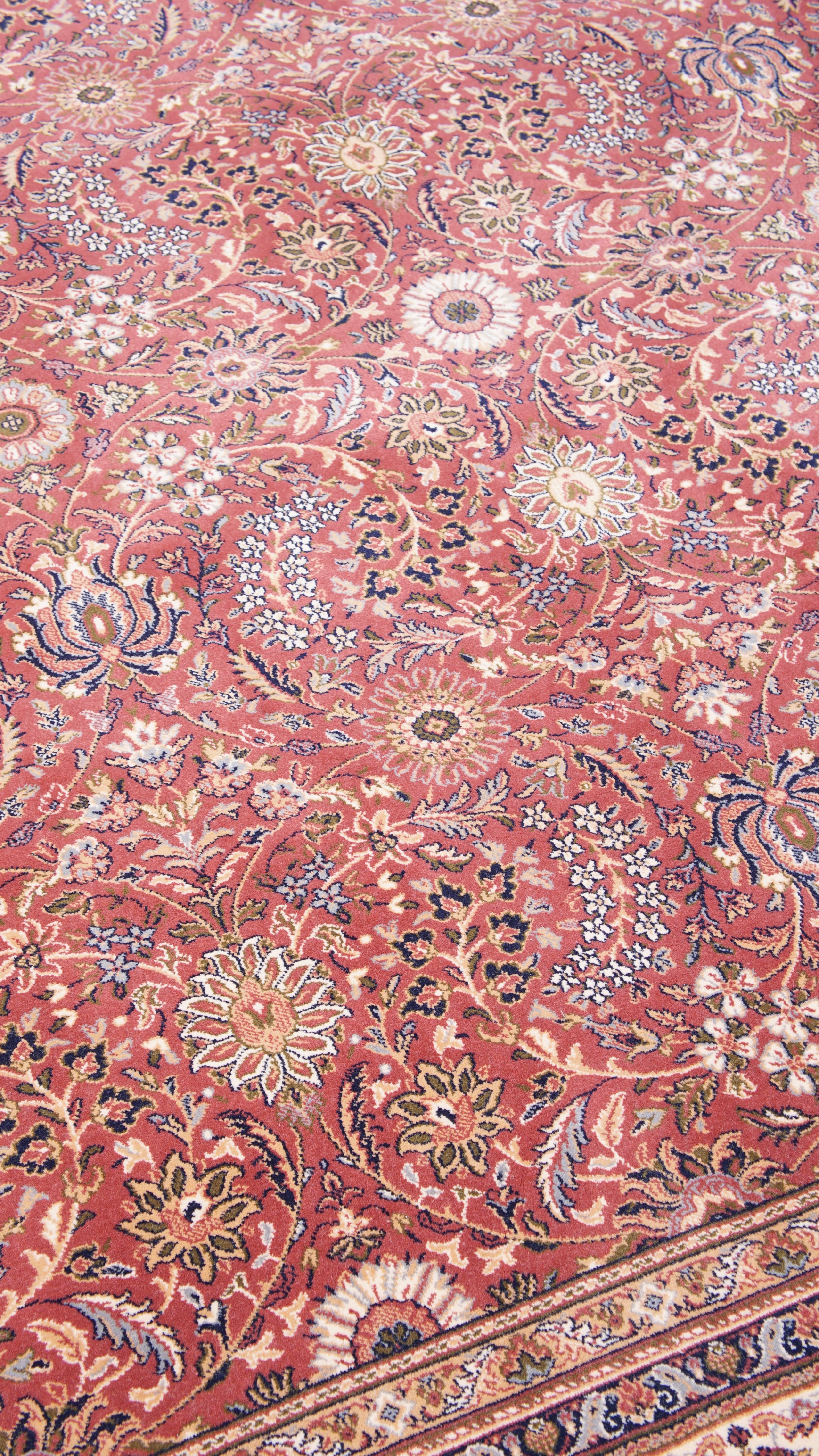 Angeboten wird dieser große, luxuriöse Orientteppich aus Wolle in hauptsächlich rosa und roten Tönen mit den Maßen 345x250 cm. 

Lassen Sie Ihr Zuhause mit diesem eleganten und lebendigen Stück erstrahlen. Es zeichnet sich durch schöne Farben und
