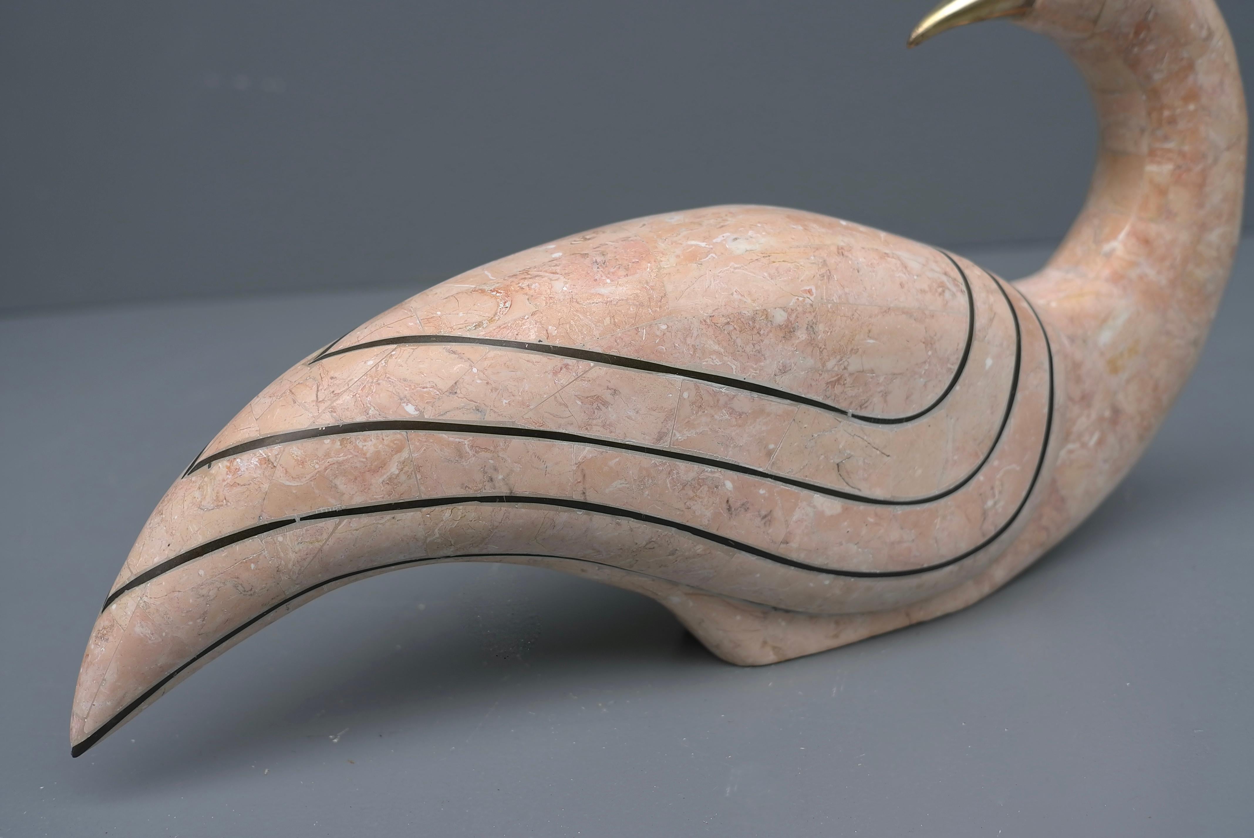 Grande scultura astratta di uccello in pietra tessellata rosa di Maitland Smith del 1970 in vendita 2