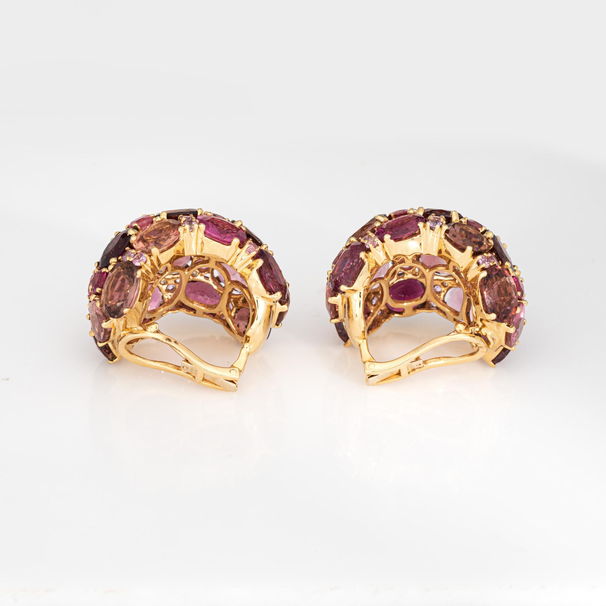 Elegantes pendientes vintage de turmalina rosa y diamantes elaborados en oro amarillo de 18 quilates (alrededor de los años 90).

El tamaño de las turmalinas rosas oscila entre 4 mm y 8 mm x 7 mm. Los diamantes tienen un total estimado de 0,08
