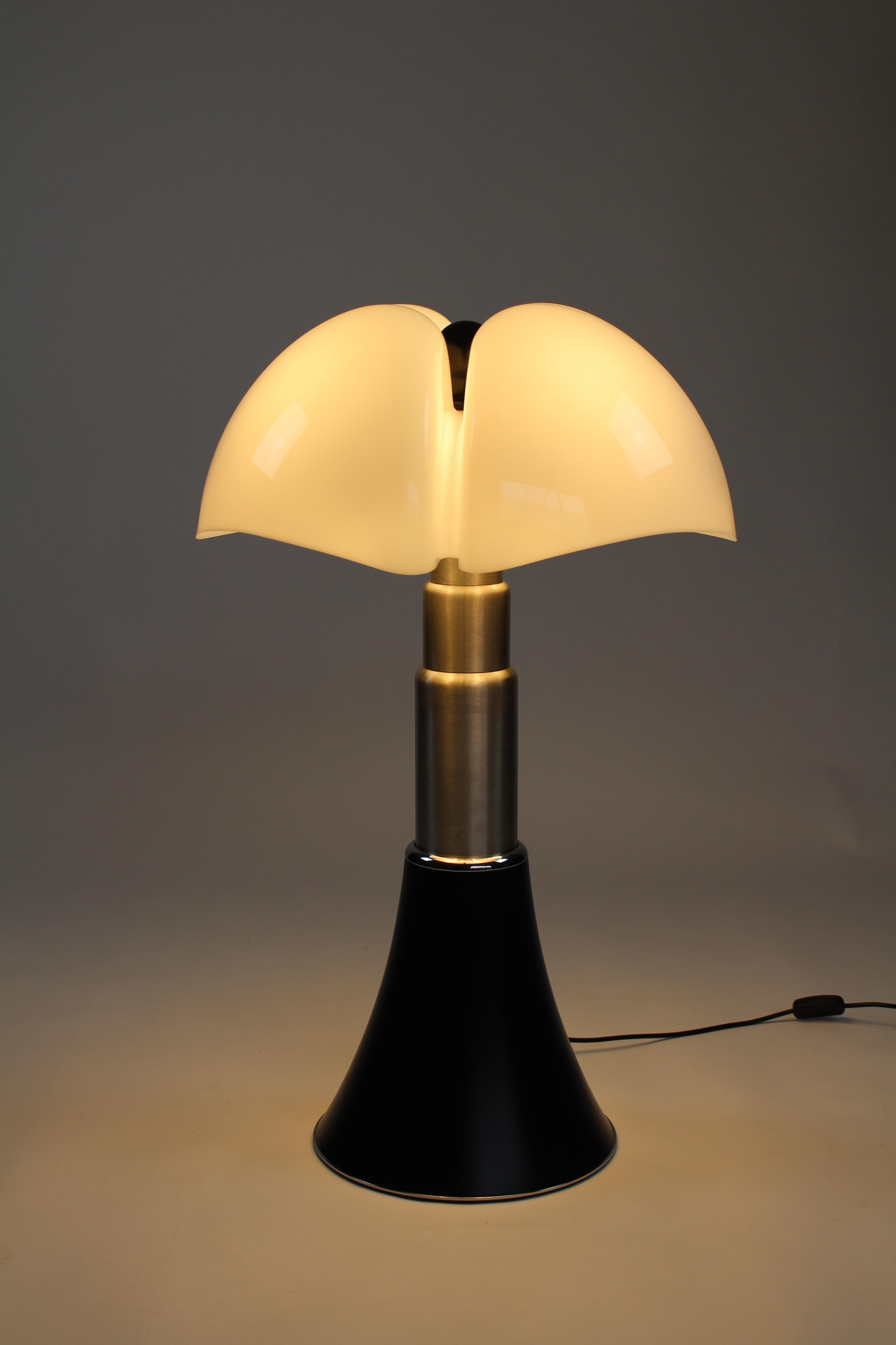 Large Pipistrello table lamp by Gae Aulenti for Martinelli Luce. Can be used as a table or standing lamp with diffused light, adjustable height.
Height 66-86 cm
Base diameter 35 cm
Diffuser diameter 55 cm.


 