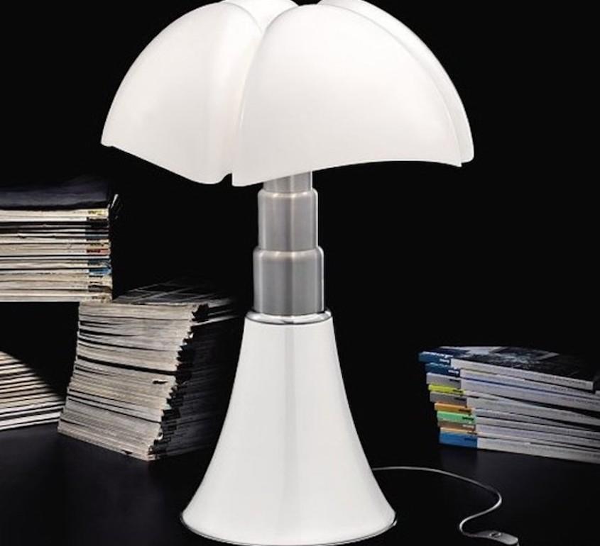 Große Tischleuchte Pipistrello von Gae Aulenti für Martinelli Luce. Die 1965 entworfene Leuchte ist mit einem opalweißen Methacrylat-Diffusor und einem Sockel aus weiß beschichtetem Aluminium und satinierten Aluminiumleisten ausgestattet. Can als