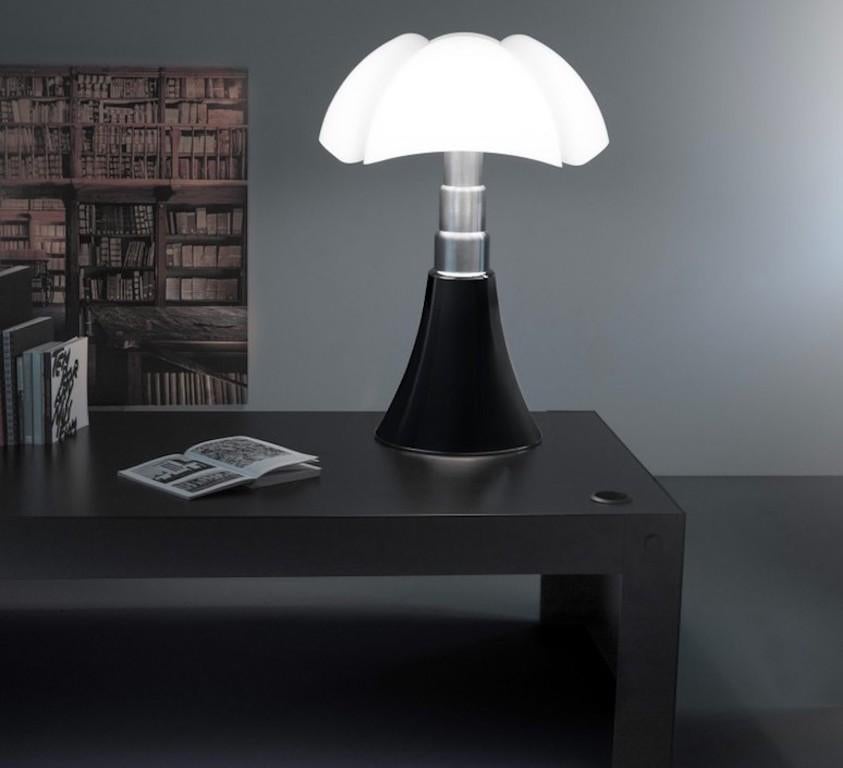 Large Pipistrello table lamp by Gae Aulenti for Martinelli Luce. Originally designed in 1965, this current production comes with a white opal methacrylate diffuser and a base made of glossy black coated aluminum and satin aluminum trim. Can be used