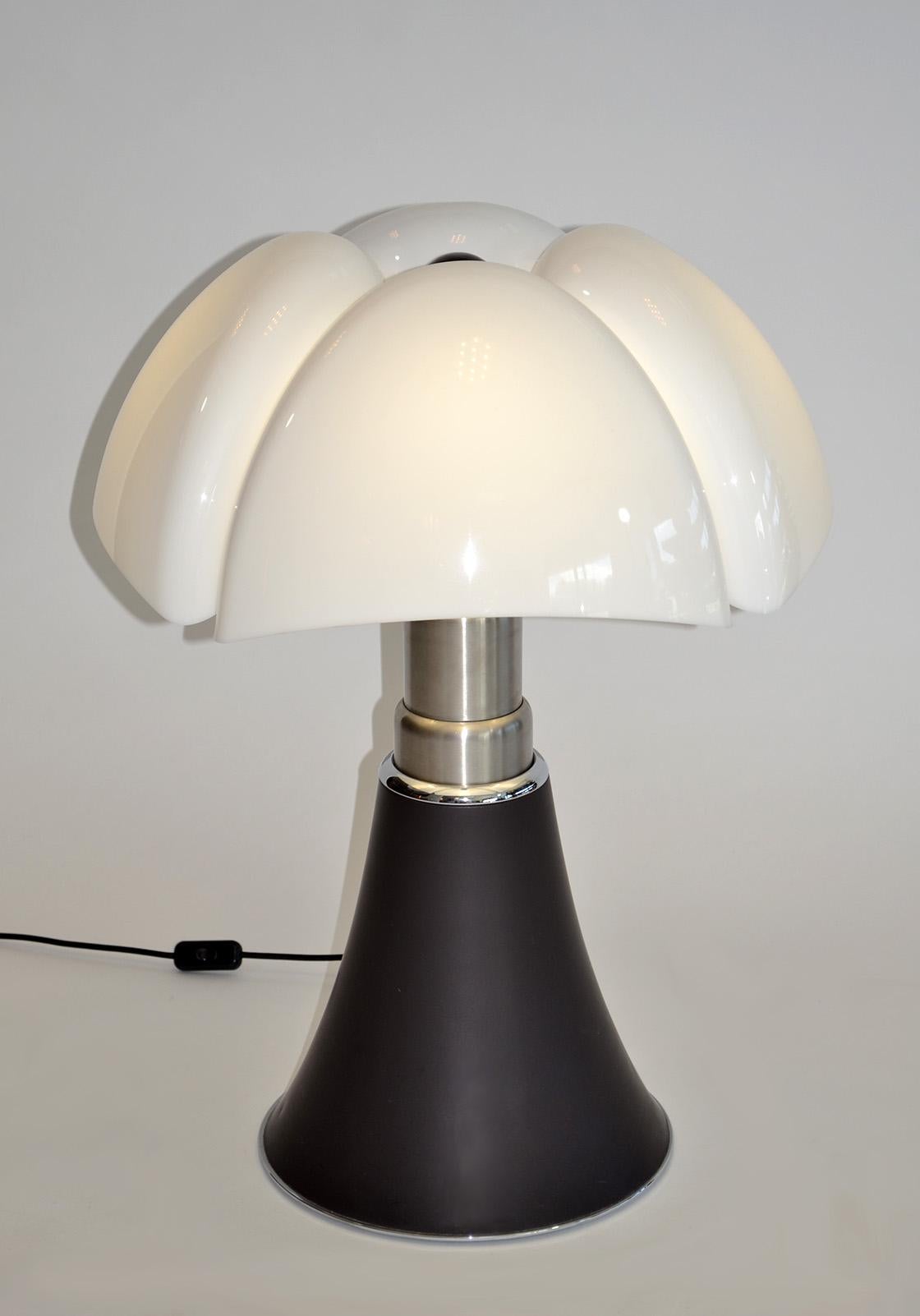 Large Pipistrello table lamp by Gae Aulenti for Martinelli Luce. 1980s production. Originally designed in 1965, lamp features a white opal methacrylate diffuser on black aluminum base with satin aluminum trim. Can be used as a table or standing lamp