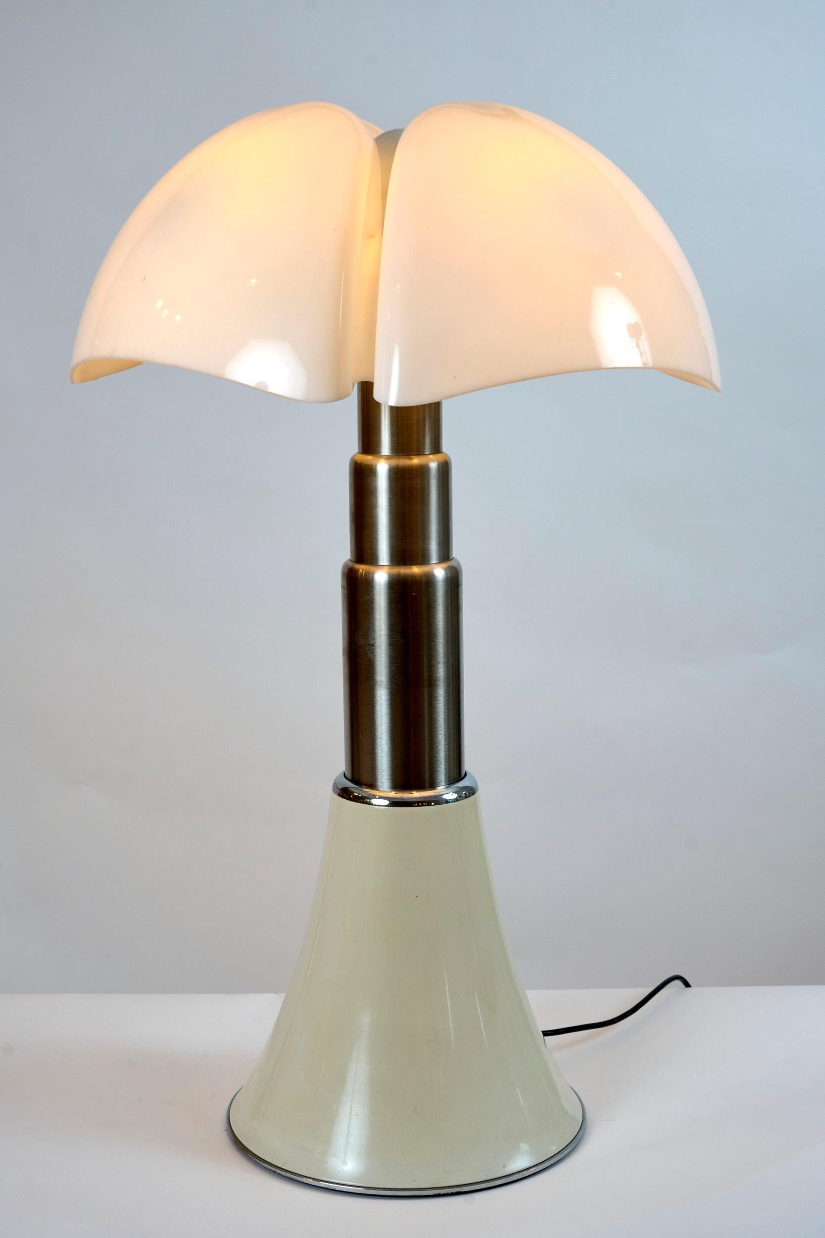 by Gae Aulenti for Martinelli Luce

Largest of this design telescopic from 66cm to 86cm. 

The light is in excellent vintage condition.


