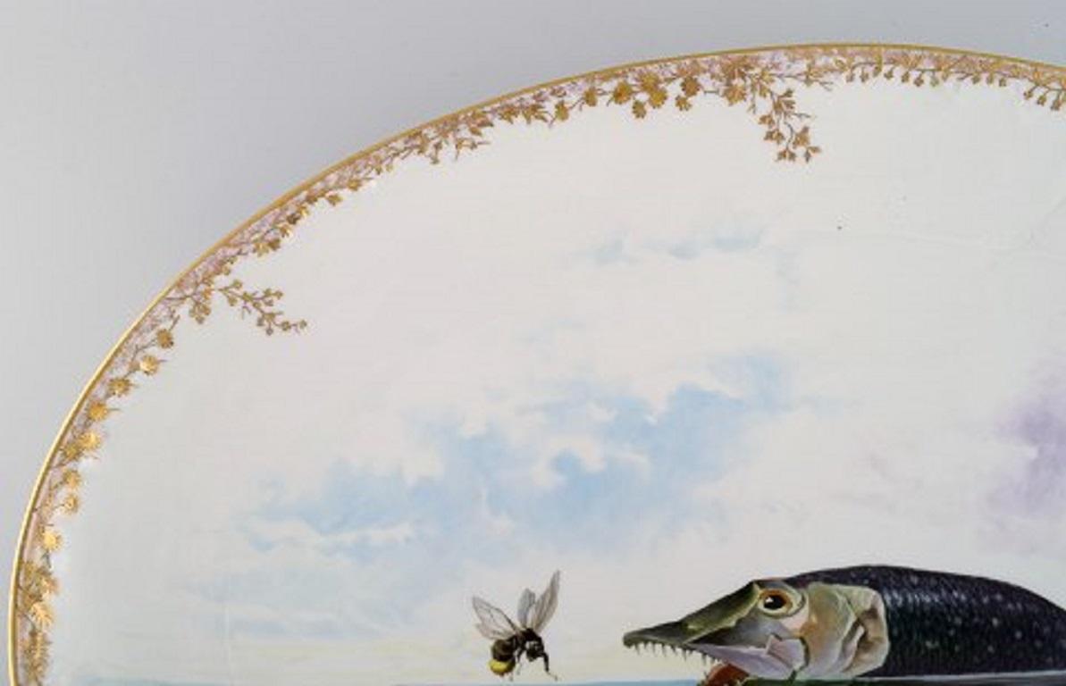 Large Pirkenhammer Serving Dish in Porcelain with Hand-Painted Fish, Early 20th In Excellent Condition For Sale In Copenhagen, DK