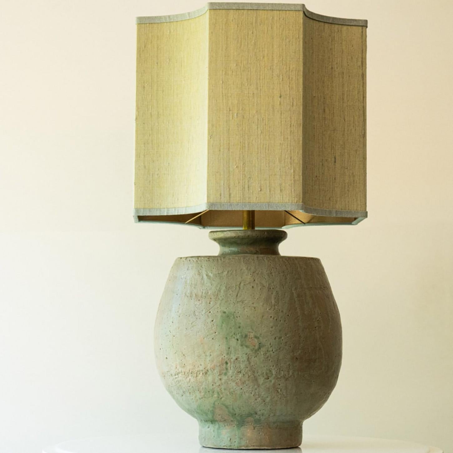 Mid-Century Modern Grande lampe de bureau vert pêche, abat-jour en soie de R. Houben en vente