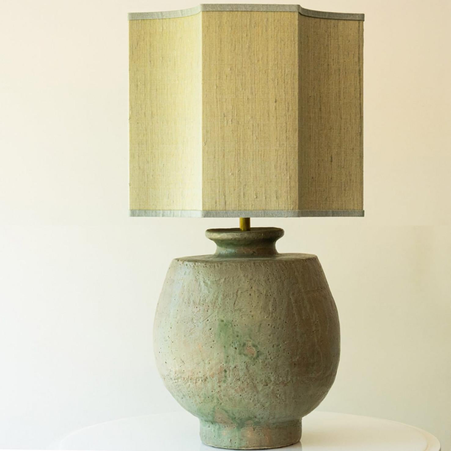 Fin du 20e siècle Grande lampe de bureau vert pêche, abat-jour en soie de R. Houben en vente