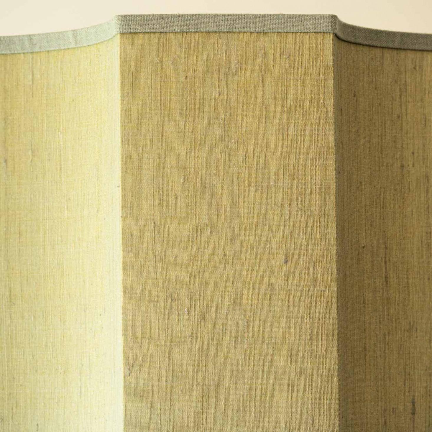 Gran lámpara de sobremesa de cerámica verde pistacho, pantalla de seda de R. Houben finales del siglo XX en venta