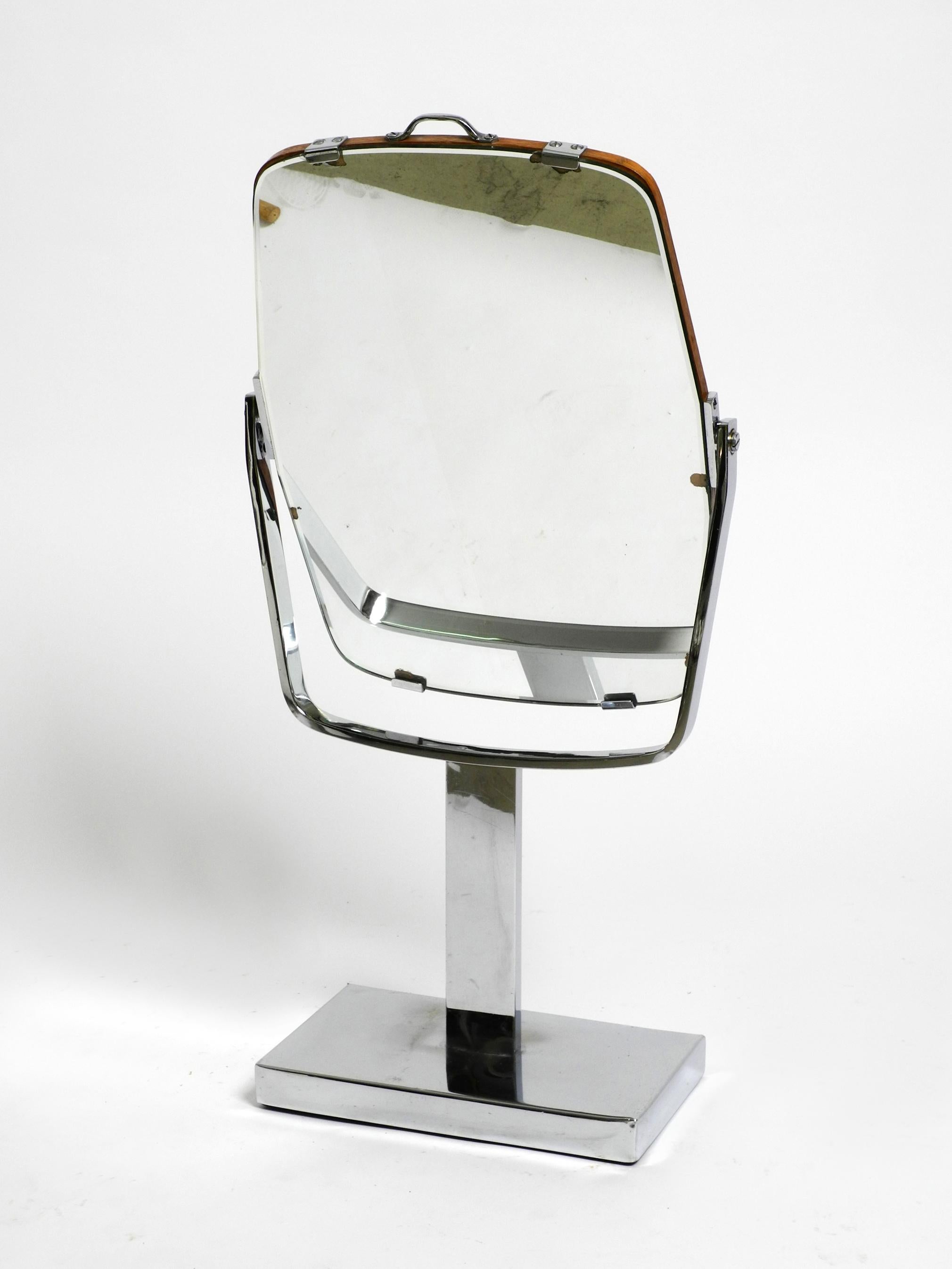 Großer schwenkbarer Tischspiegel aus den 1950er Jahren mit verchromtem Metallrahmen und Original-Spiegel im Zustand „Gut“ im Angebot in München, DE