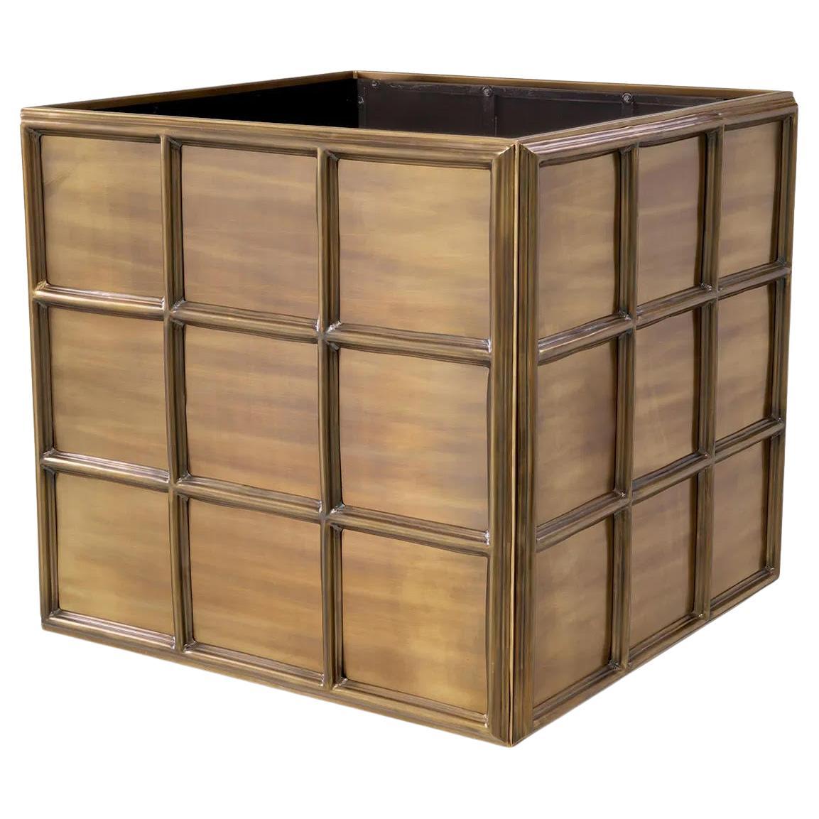 Fioriera grande in metallo patinato ottone antico, Eleganza senza tempo. in vendita